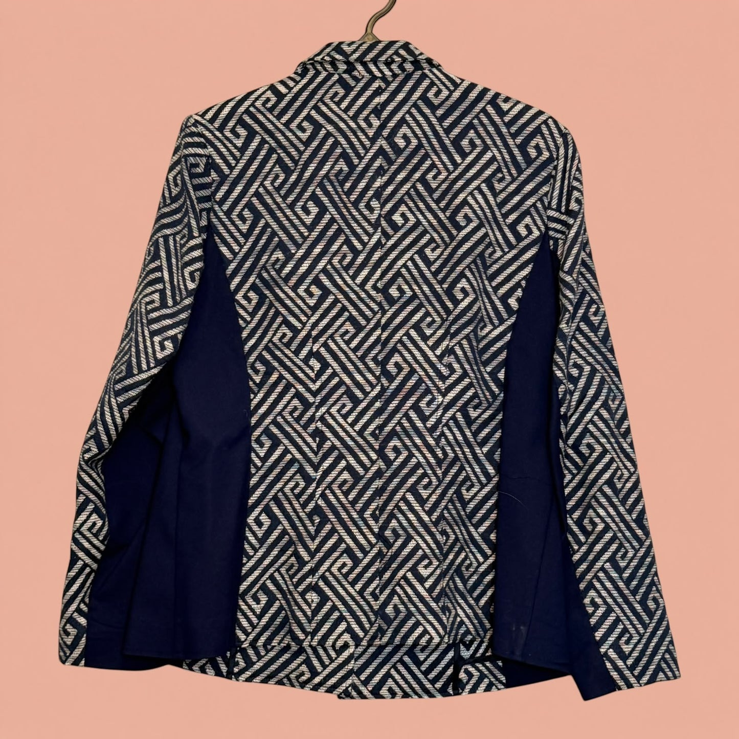 Blazer de segunda mano Tuclosetrenovado.cl con estampado geométrico en blanco y azul marino y paneles laterales lisos