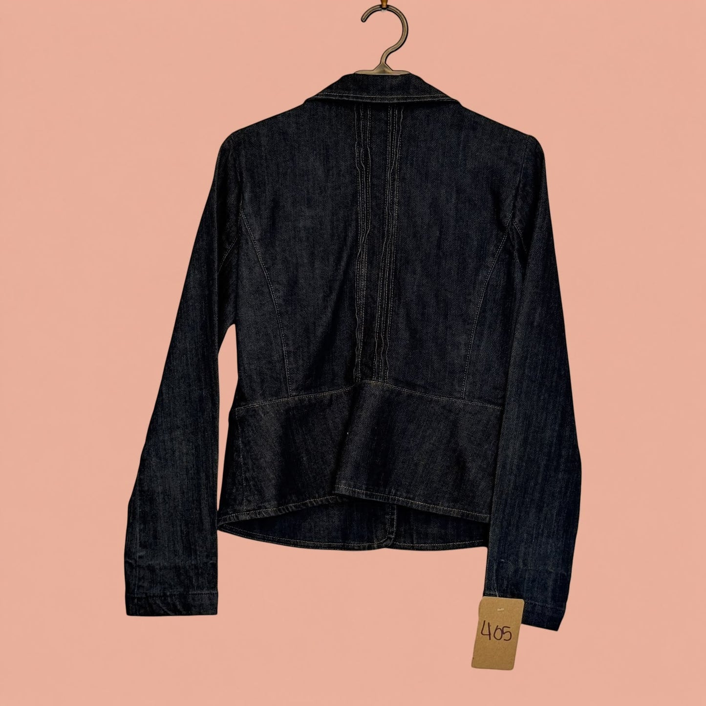 Blazer de mezclilla azul oscuro de segunda mano de Tuclosetrenovado.cl con costuras visibles y corte entallado
