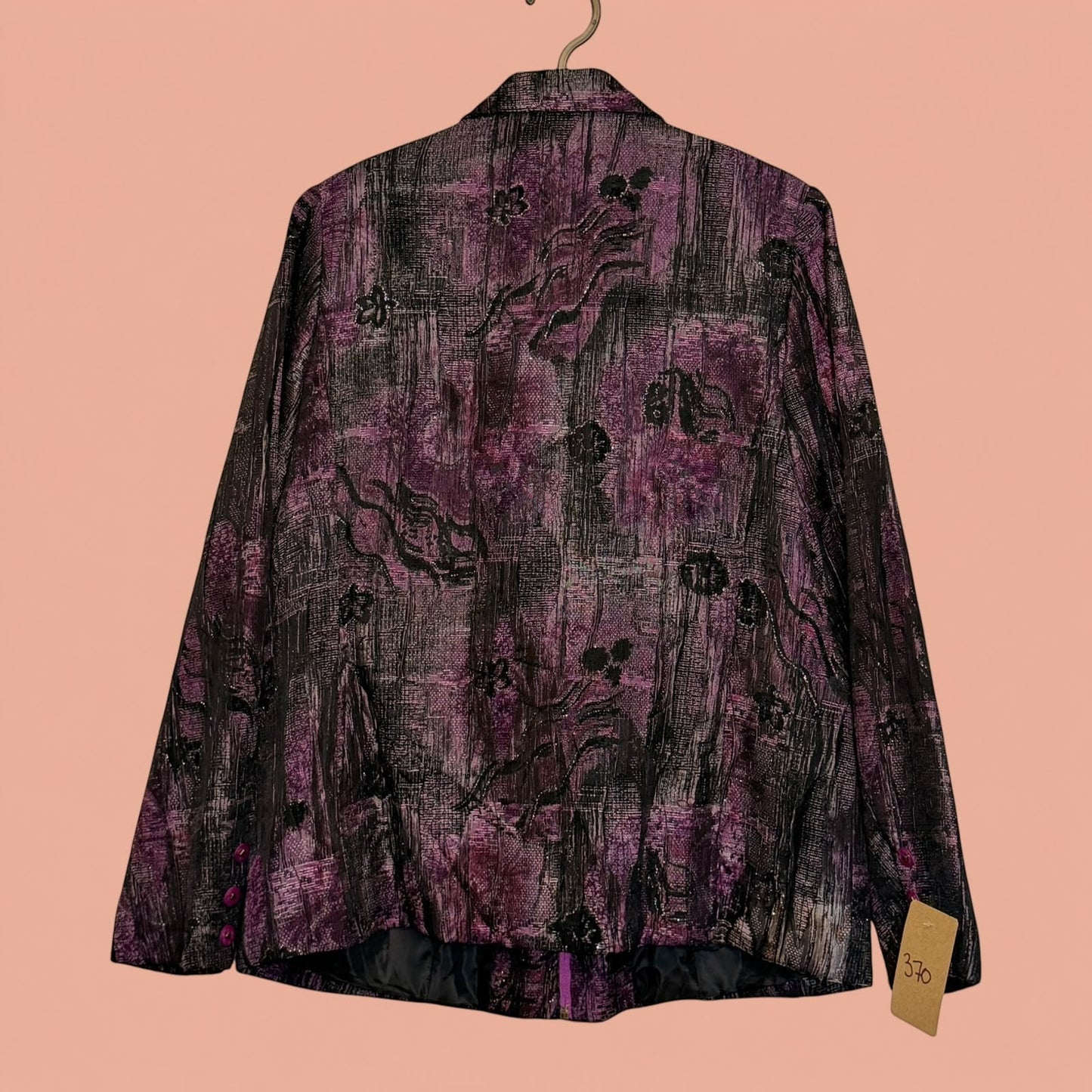 Blazer de segunda mano Tuclosetrenovado.cl en color morado y negro con estampado floral abstracto y botones decorativos