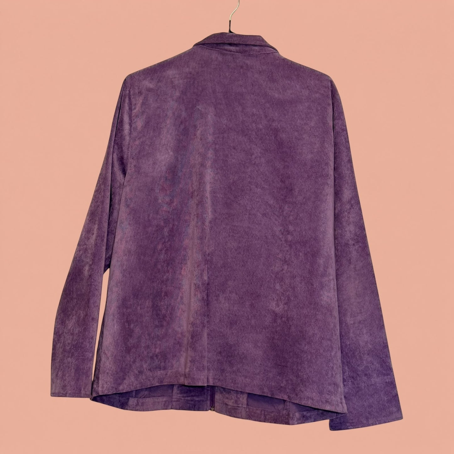 Blazer de pana morado de segunda mano de Tuclosetrenovado.cl, vista trasera de la prenda con textura acanalada.