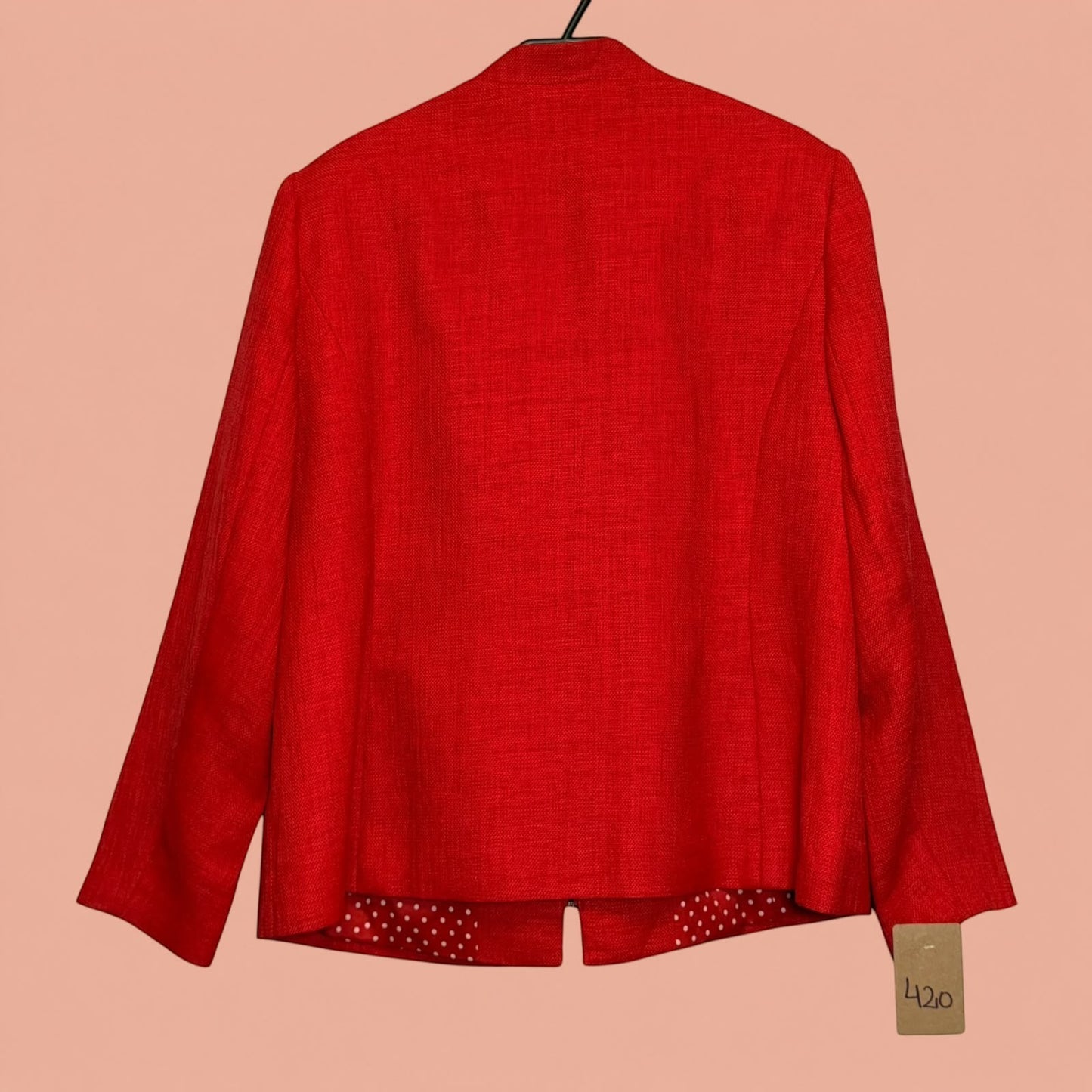 Blazer rojo de segunda mano de Tuclosetrenovado.cl con textura tejida y forro interior con estampado de lunares