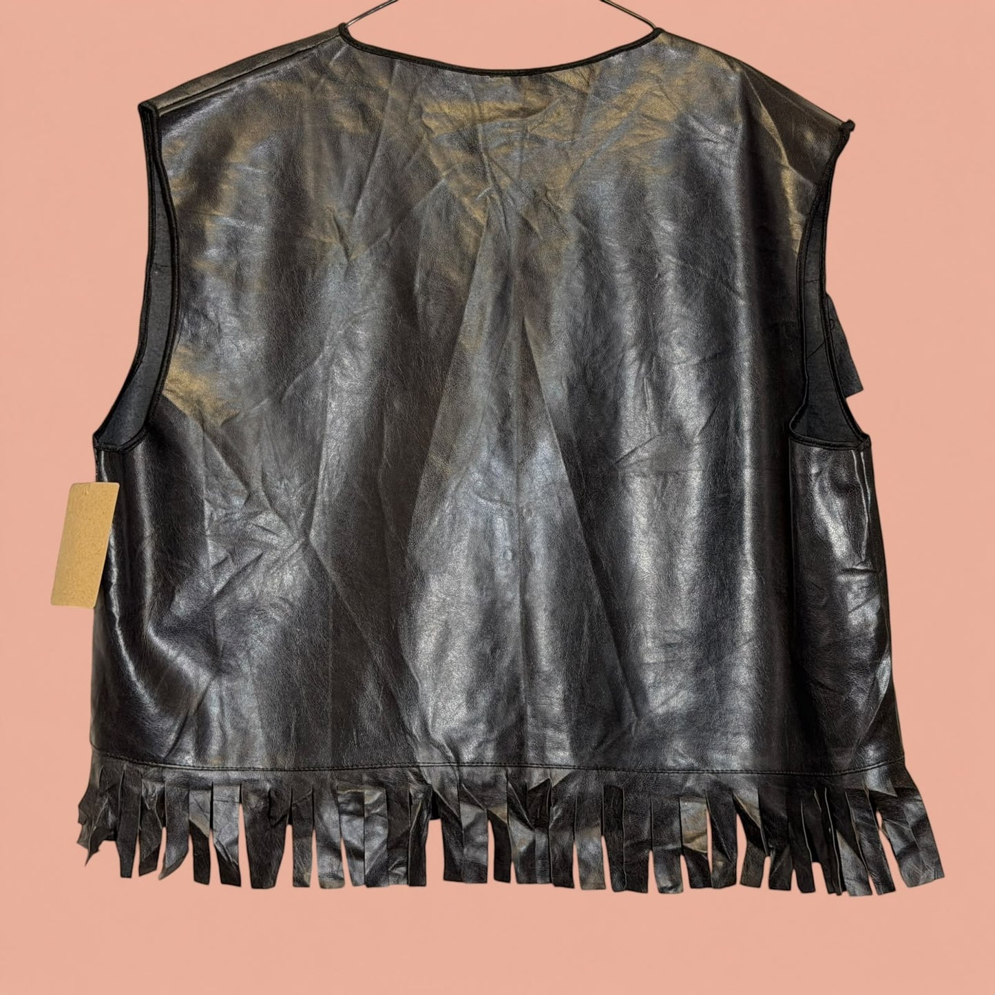 Chaleco de eco cuero negro con flecos en el bajo de Tuclosetrenovado.cl, estilo vintage de segunda mano.