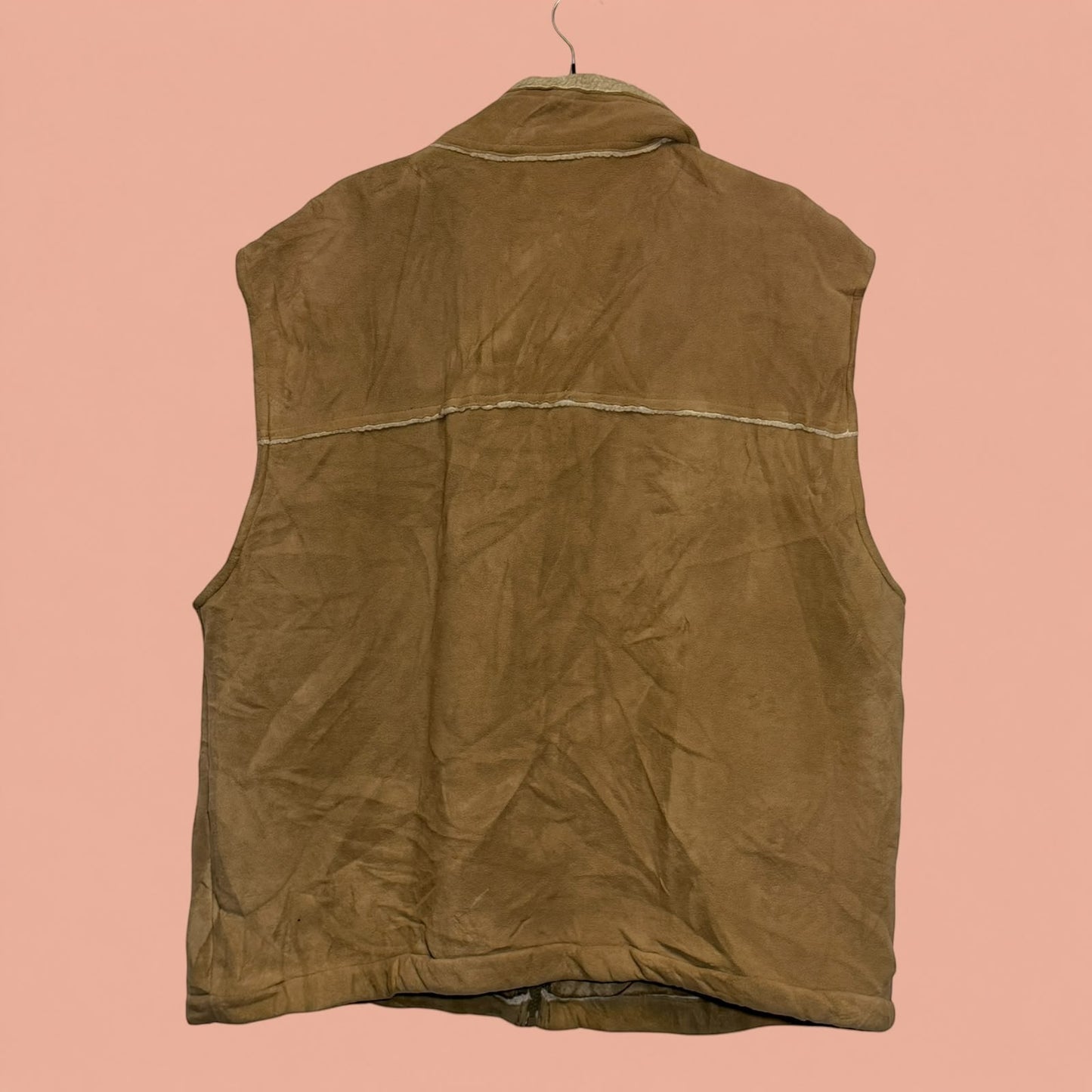 Chaleco de hombre Tuclosetrenovado.cl color café con textura de gamuza y forro interior, vista trasera.