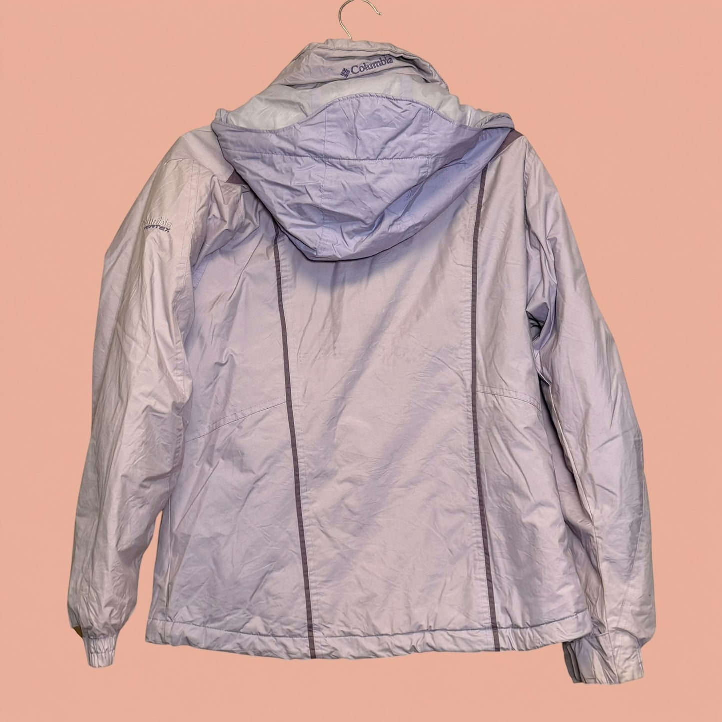 Chaqueta Columbia de segunda mano en color lila con capucha, disponible en Tuclosetrenovado.cl