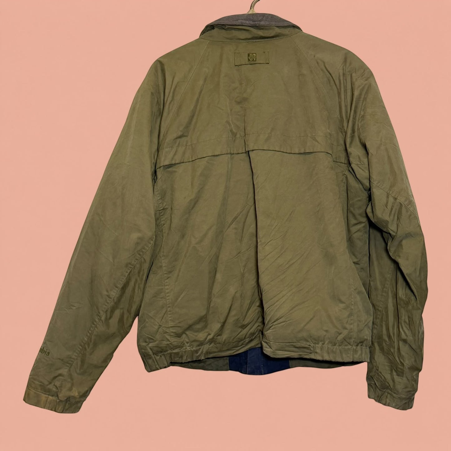 Chaqueta Columbia de hombre en color verde oliva, vista trasera, disponible en Tuclosetrenovado.cl
