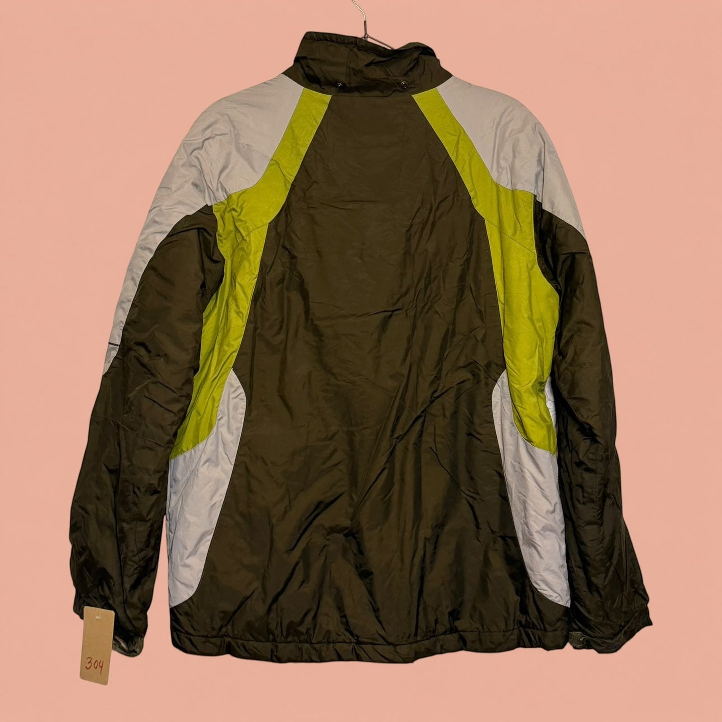Chaqueta deportiva Tuclosetrenovado.cl de segunda mano en tonos verde oliva, gris y amarillo neón, vista trasera.