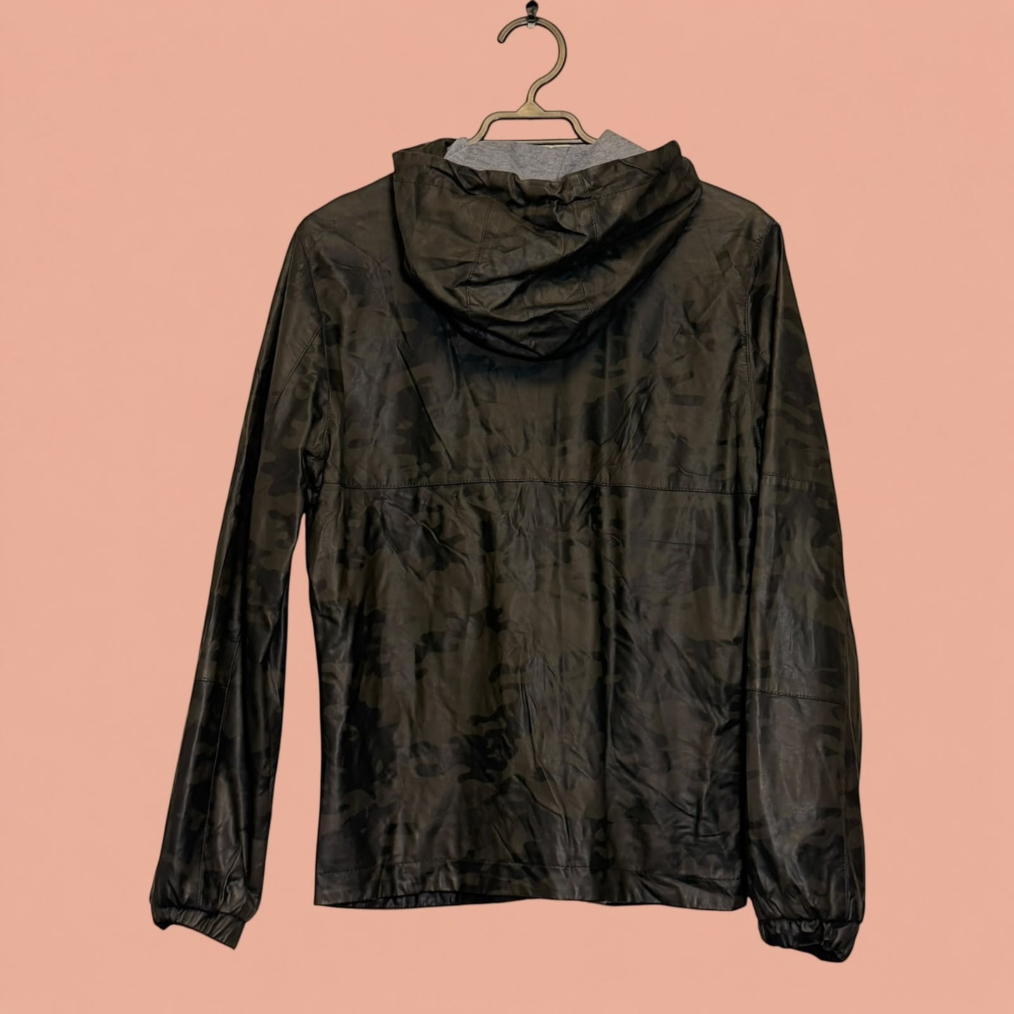 Chaqueta de hombre Tuclosetrenovado.cl de eco cuero con estampado camuflaje oscuro y capucha gris