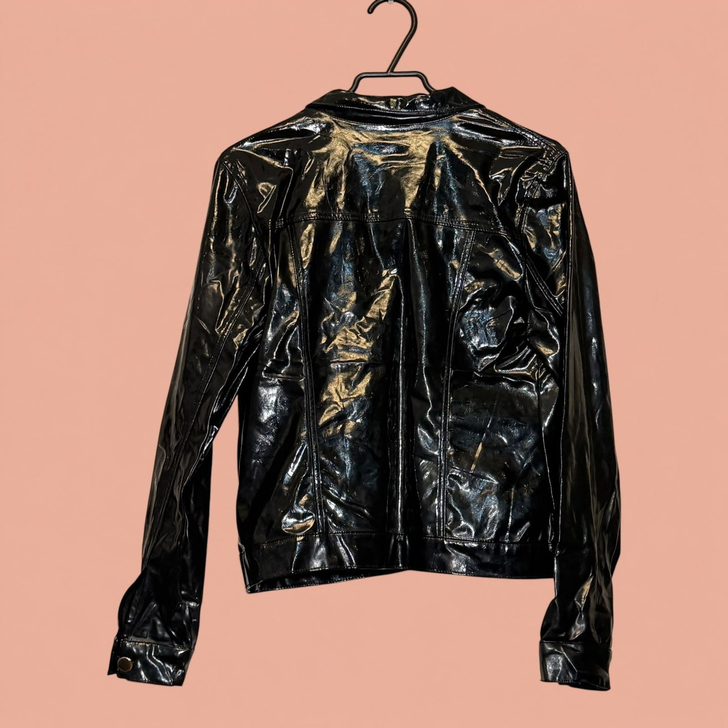Chaqueta de eco cuero negra brillante de segunda mano de Tuclosetrenovado.cl vista trasera