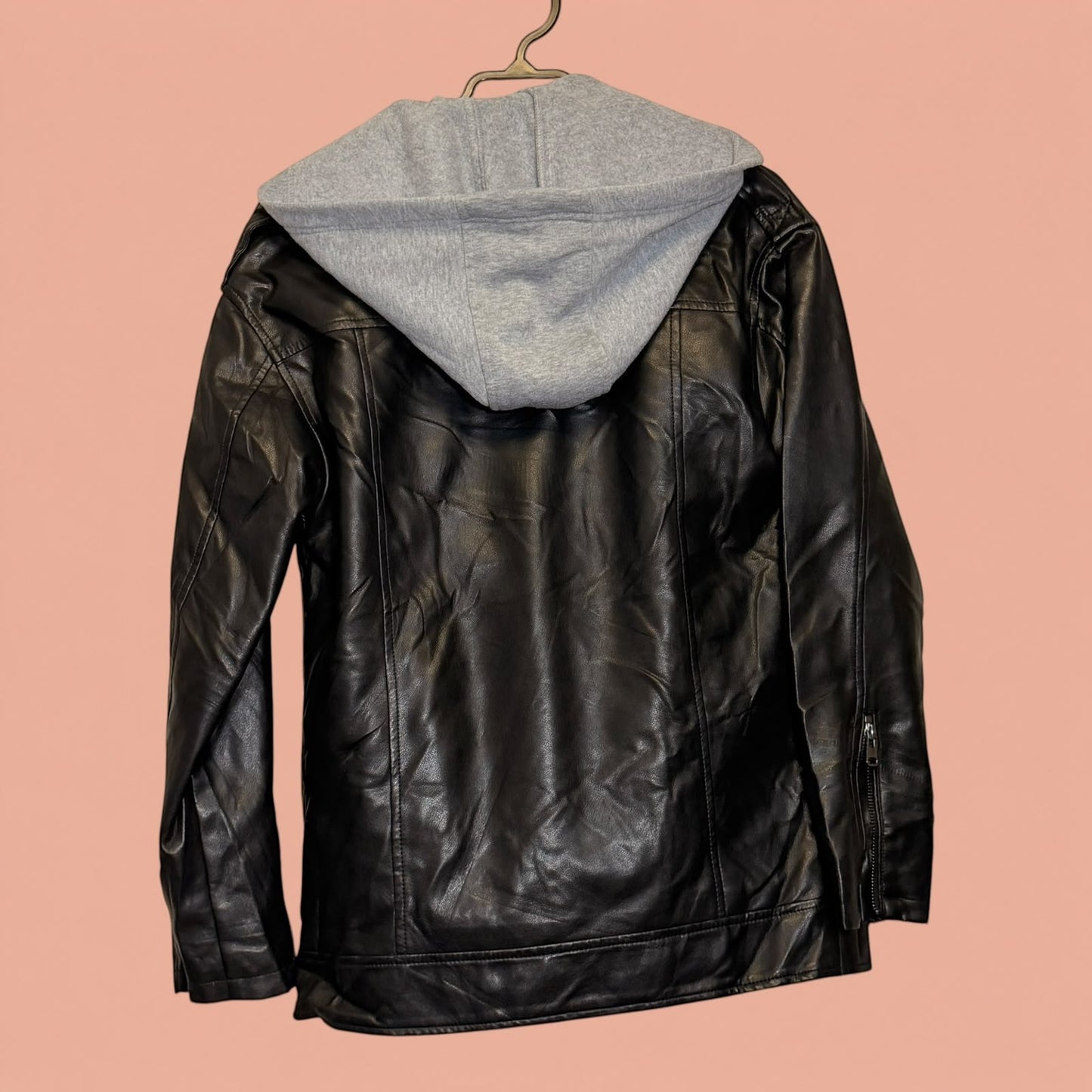 Chaqueta de eco cuero negra de segunda mano con capucha gris de Tuclosetrenovado.cl vista trasera