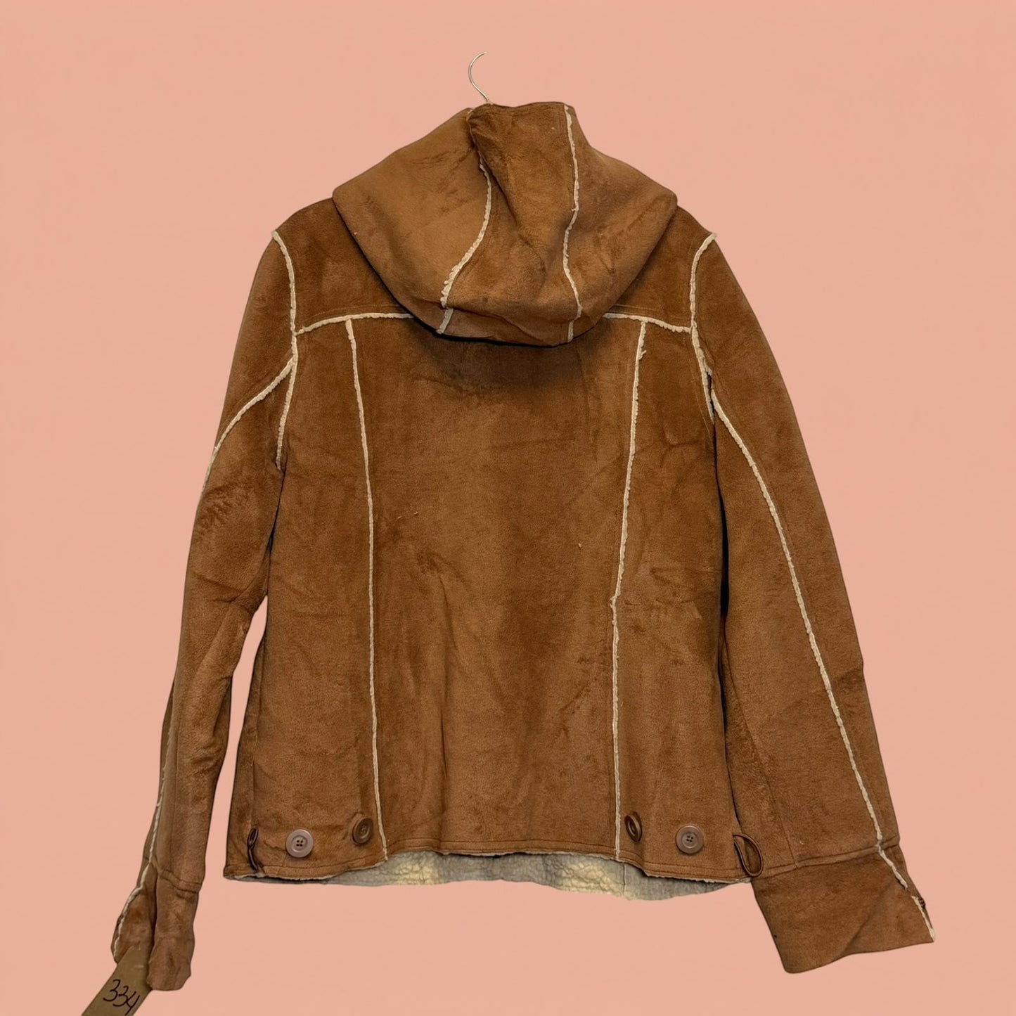 Chaqueta gamulan marrón de segunda mano con capucha y forro de borrego, disponible en Tuclosetrenovado.cl
