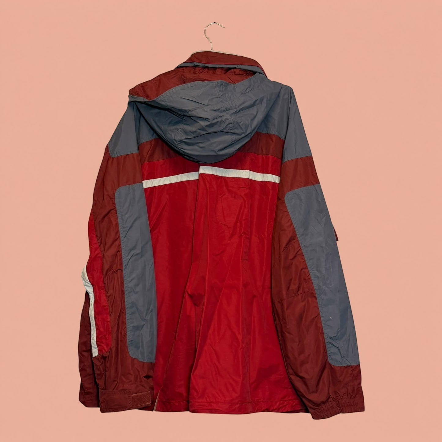 Chaqueta impermeable Tuclosetrenovado.cl de hombre en color rojo y gris con capucha, vista trasera