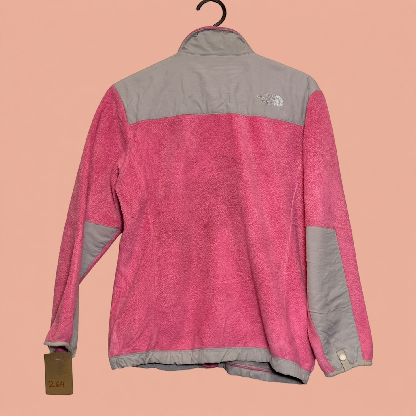 Chaqueta polar The North Face rosa y gris de Tuclosetrenovado.cl vista trasera con logo bordado
