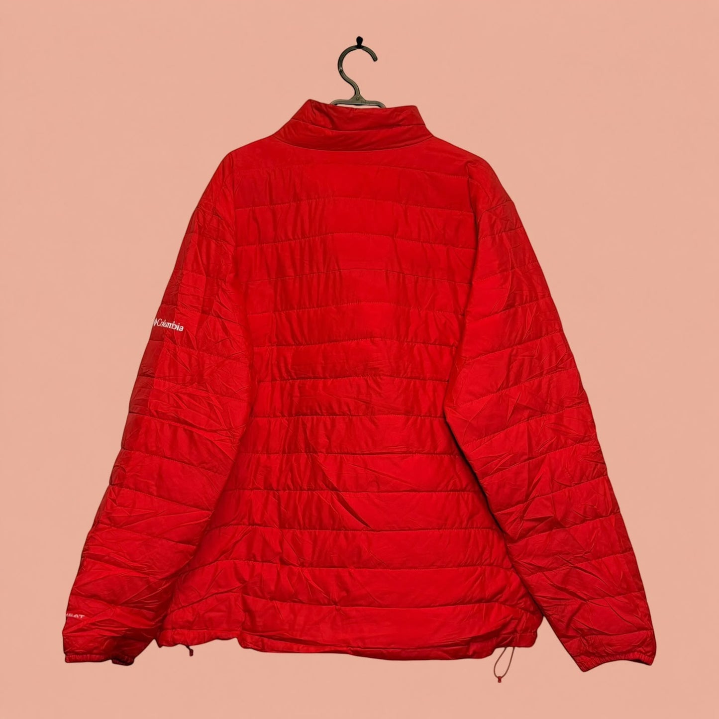 Chaqueta acolchada roja Columbia de segunda mano para hombre con logo en la manga, vista trasera