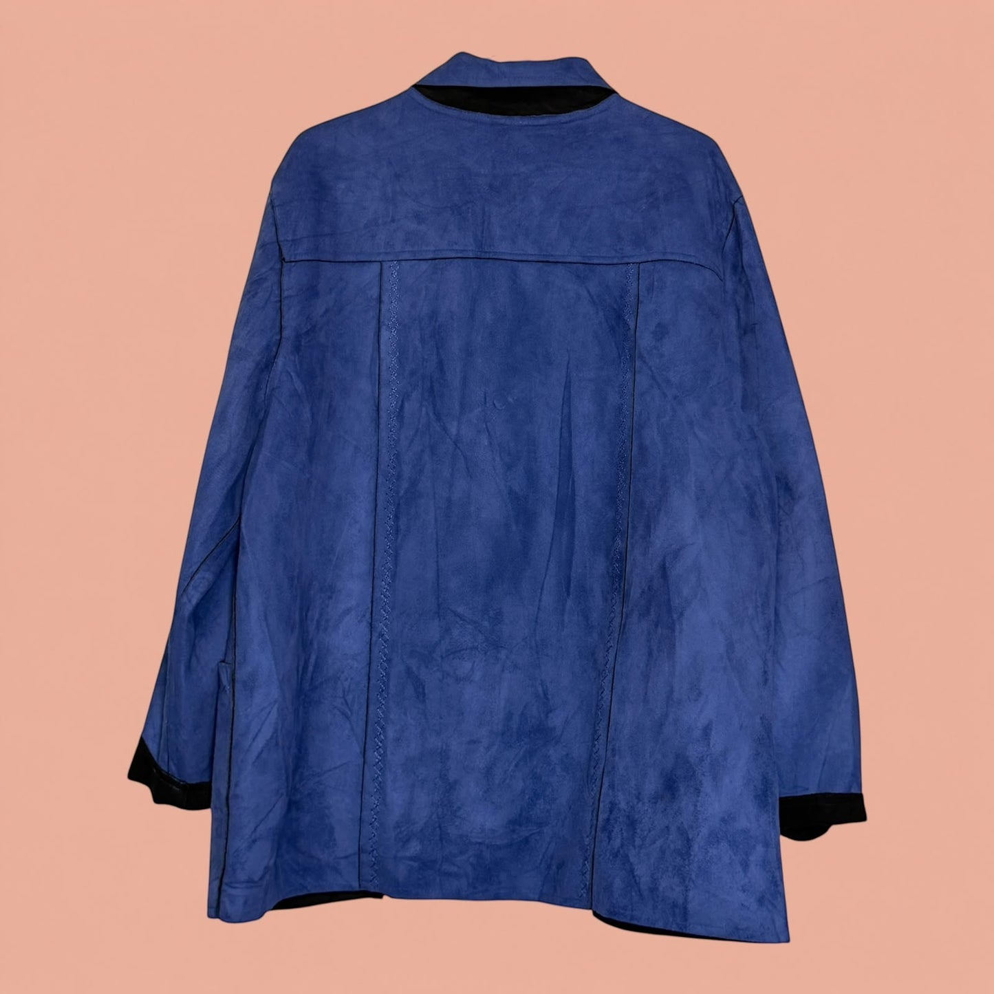 Gamulan azul de Tuclosetrenovado.cl con textura de gamuza y detalles en negro en cuello y puños, vista trasera.