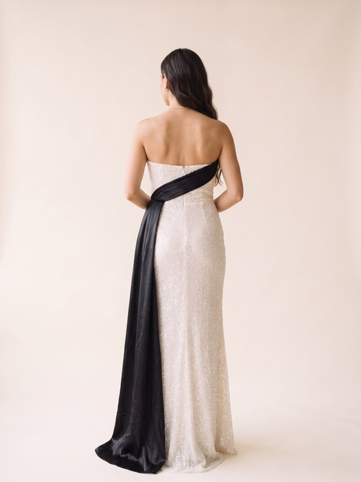 Vestido de fiesta Tuclosetrenovado.cl largo con lentejuelas blancas y detalle de lazo negro en la espalda