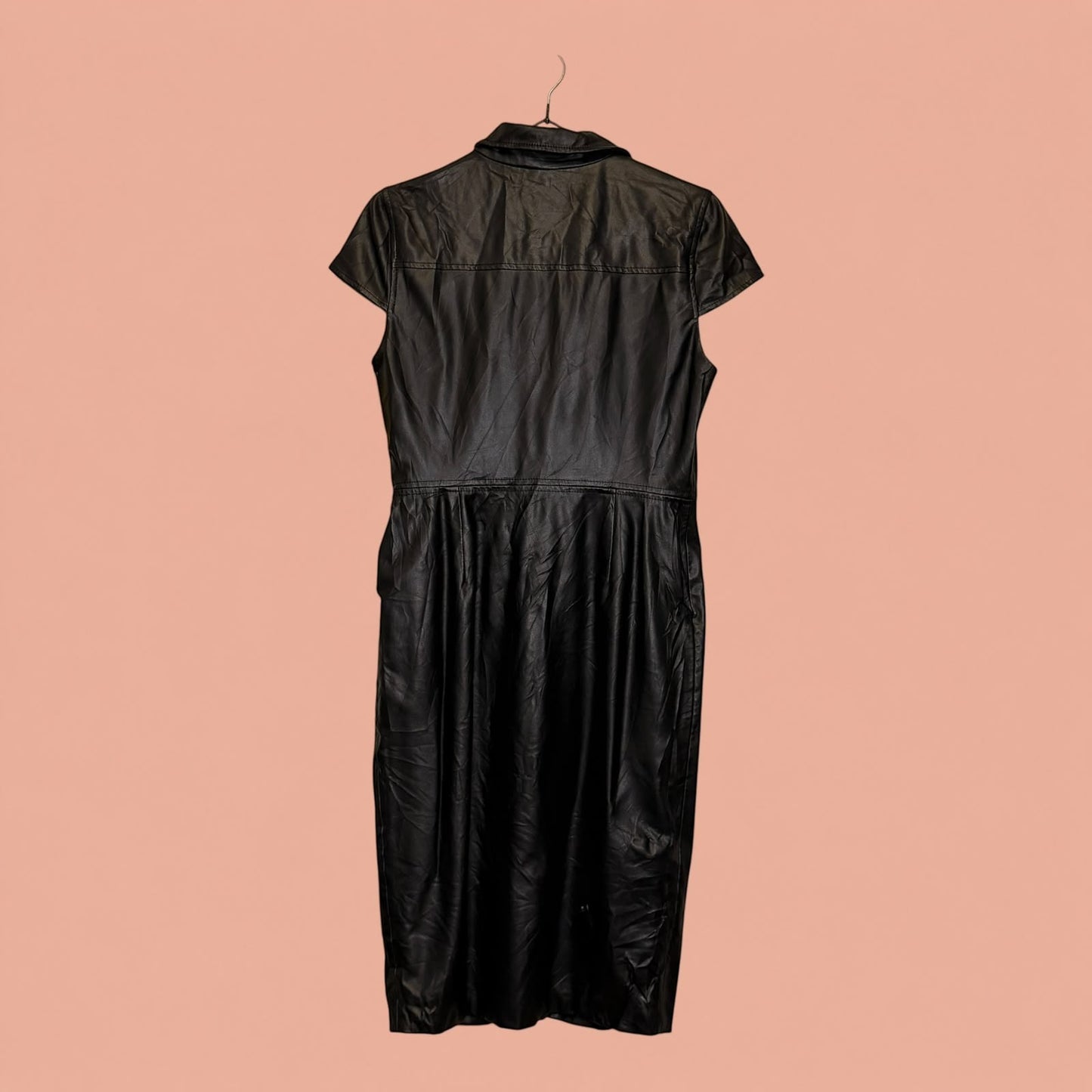 Vestido midi negro de segunda mano de Tuclosetrenovado.cl con cuello camisero y mangas cortas