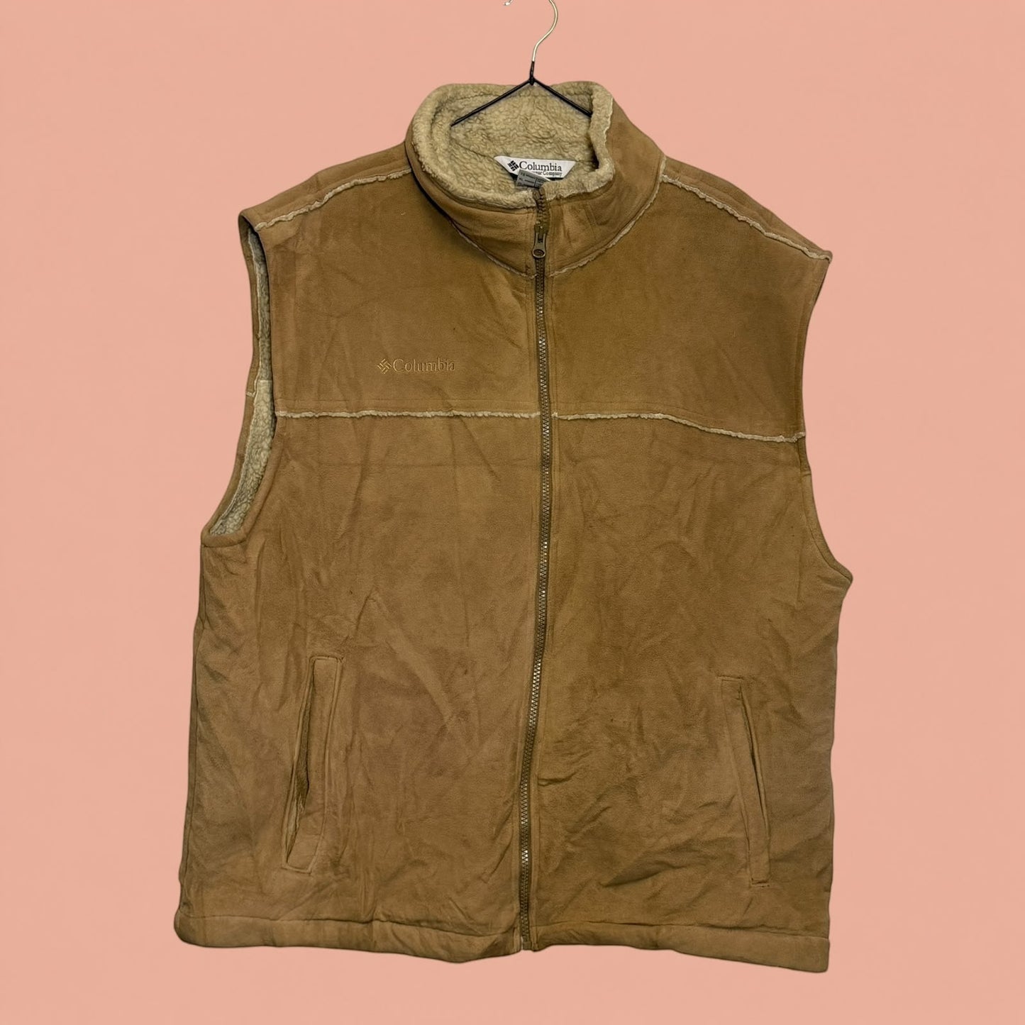 Chaleco Columbia de hombre color café con forro de borrego, disponible en Tuclosetrenovado.cl