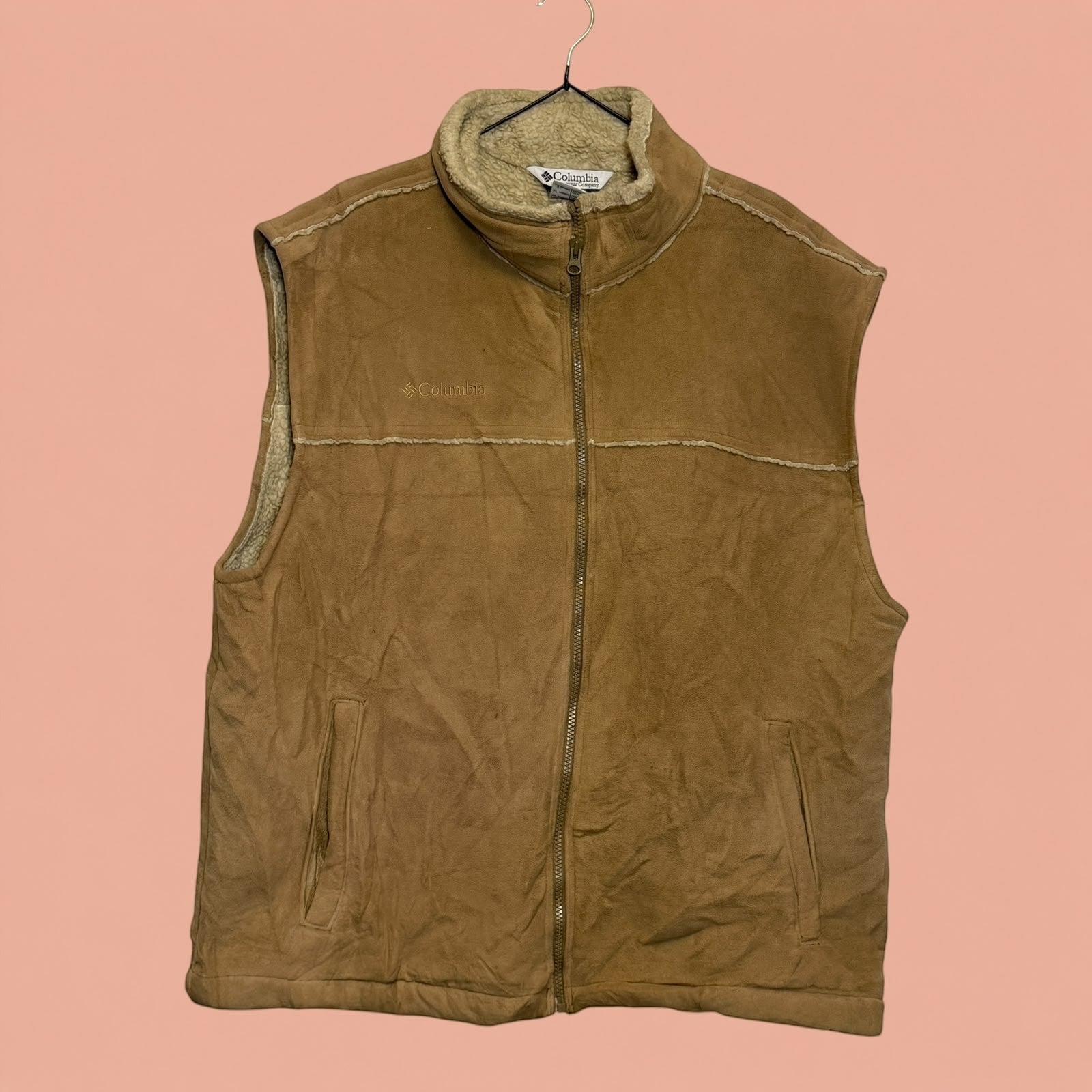 Chaleco Columbia de hombre color café con forro de borrego, disponible en Tuclosetrenovado.cl