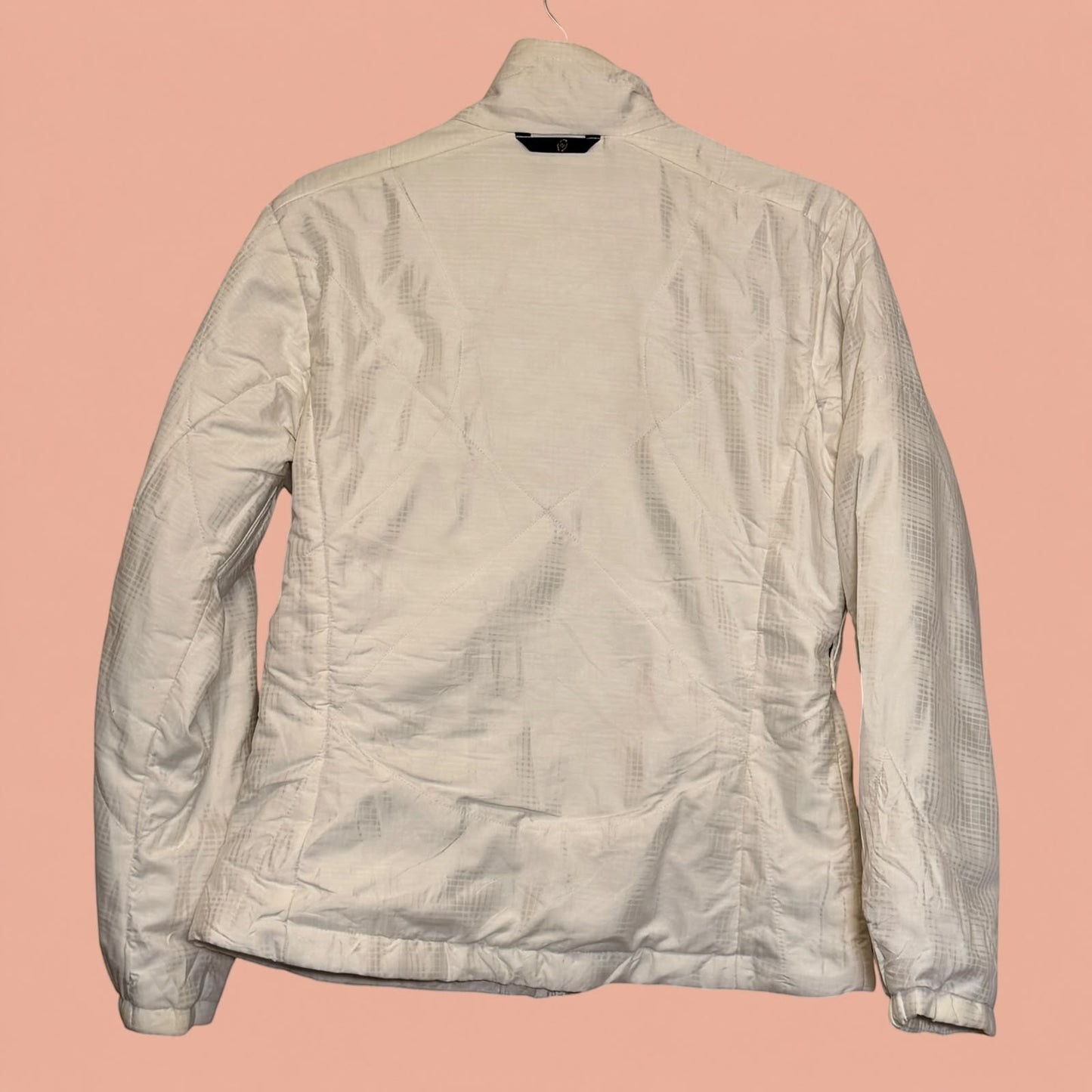 Chaqueta acolchada blanca de segunda mano de Tuclosetrenovado.cl con diseño de rombos y cuello alto