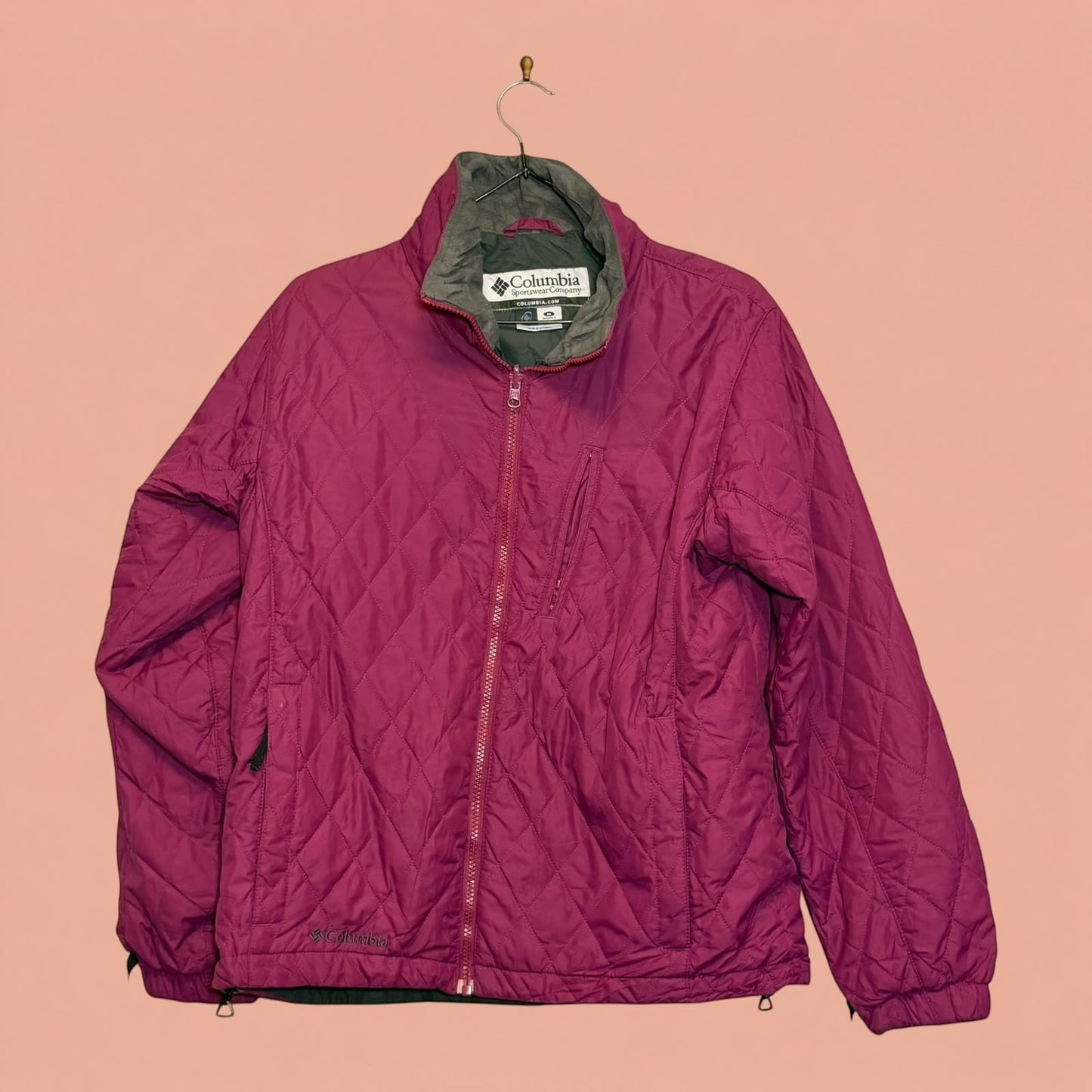 Chaqueta acolchada Columbia de color fucsia con cierre frontal, disponible en Tuclosetrenovado.cl