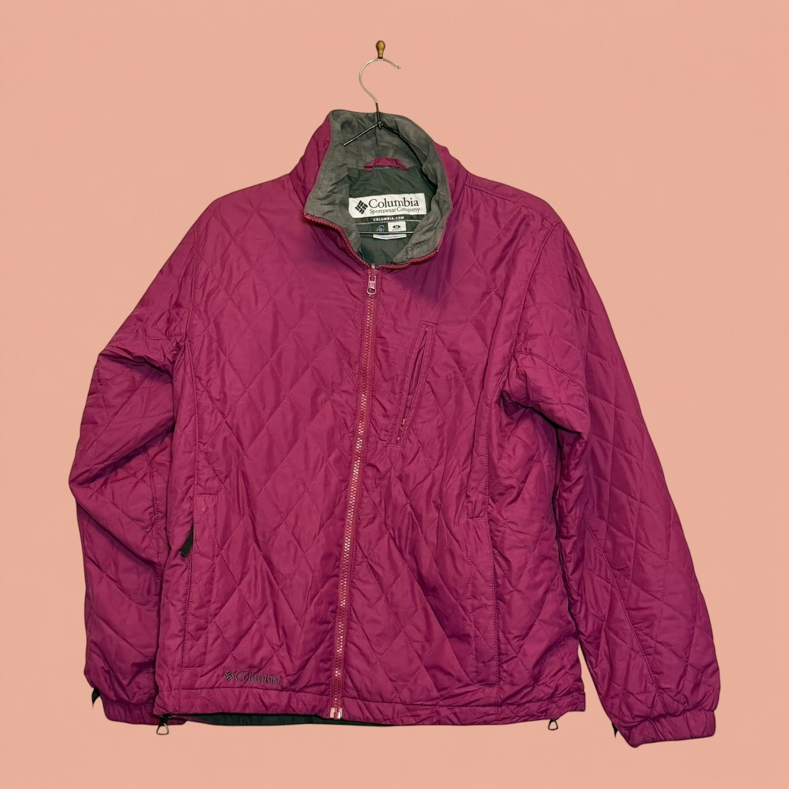 Chaqueta acolchada Columbia de color fucsia con cierre frontal, disponible en Tuclosetrenovado.cl
