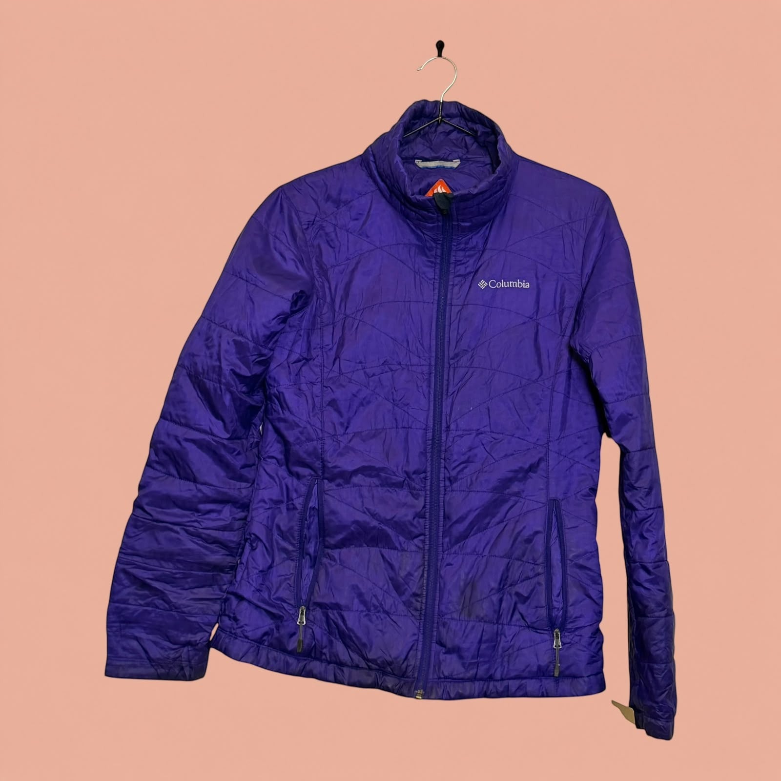 Chaqueta acolchada Columbia de color morado con cierre frontal, disponible en Tuclosetrenovado.cl