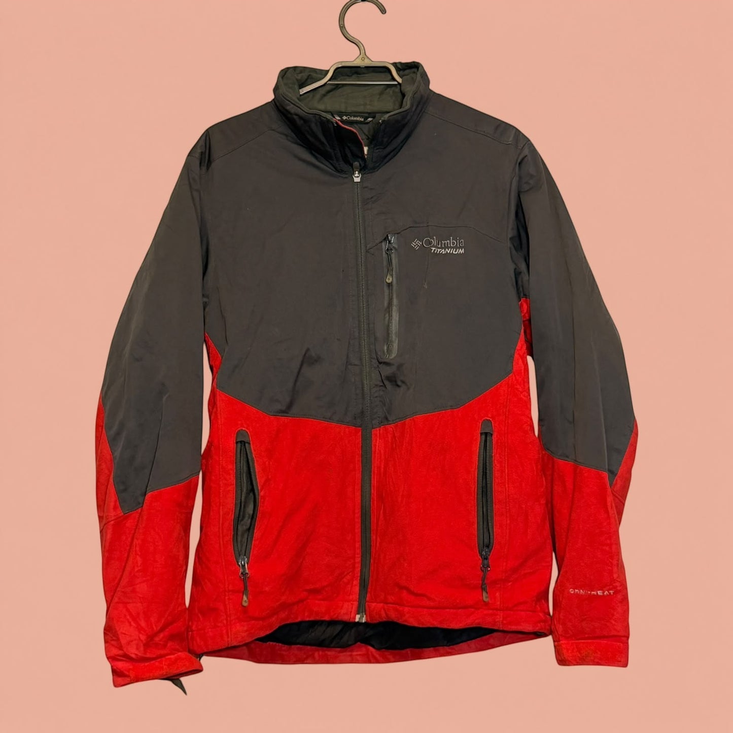 Chaqueta Columbia Titanium de hombre en color negro y rojo con tecnología Omni-Heat de Tuclosetrenovado.cl