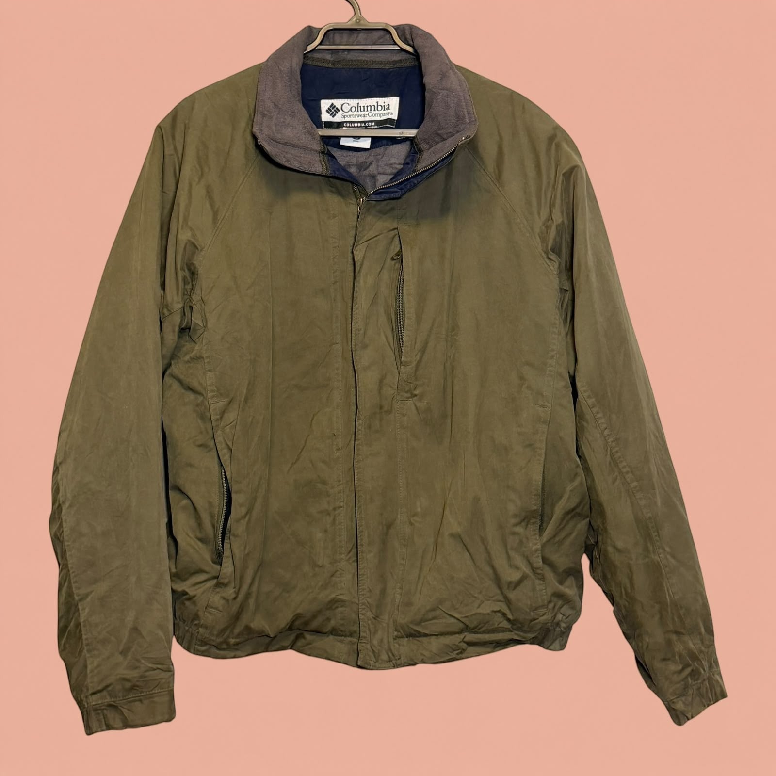 Chaqueta Columbia de hombre en color verde oliva con cuello alto y cierre frontal, de Tuclosetrenovado.cl