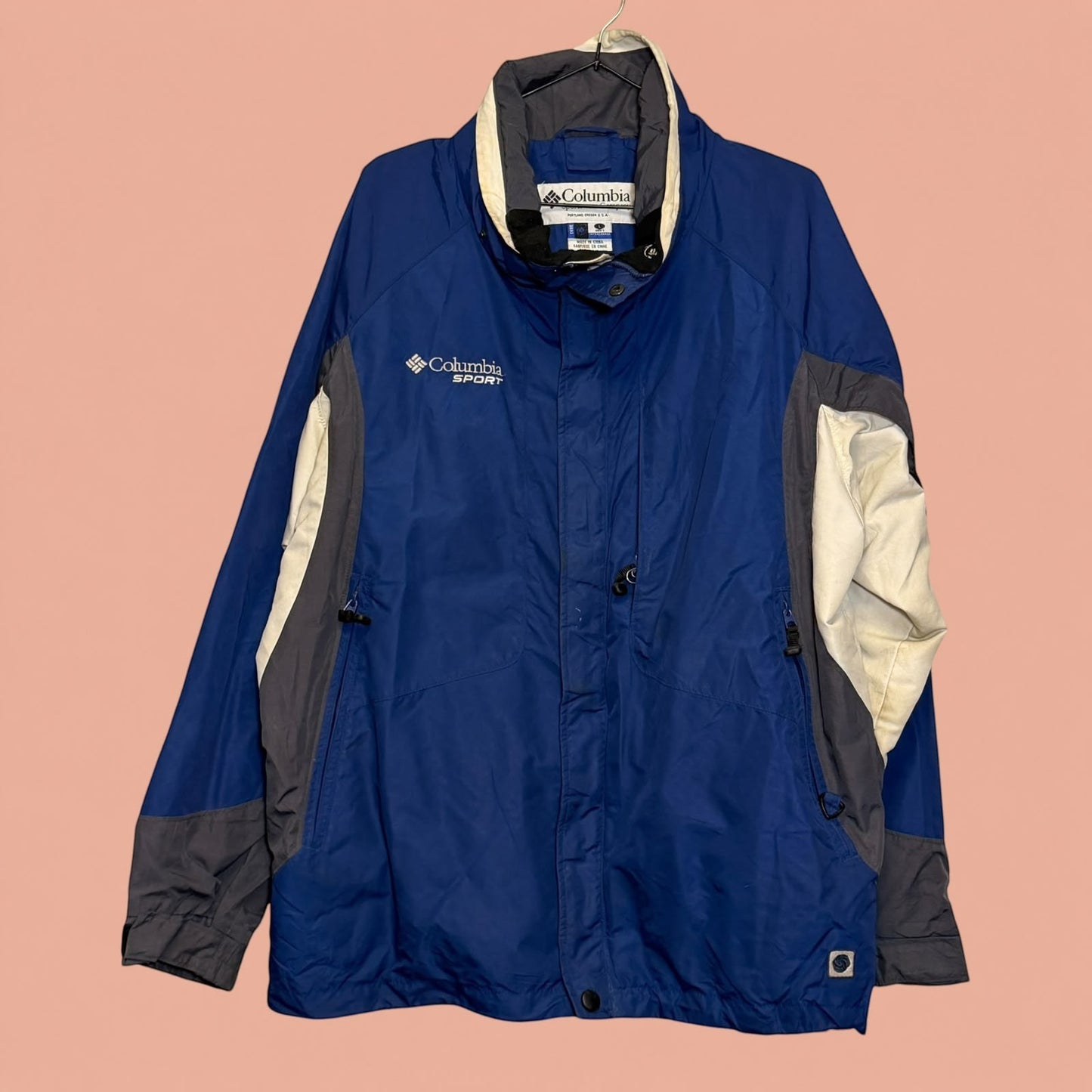 Chaqueta deportiva Columbia de hombre en color azul, gris y crema, de segunda mano en Tuclosetrenovado.cl