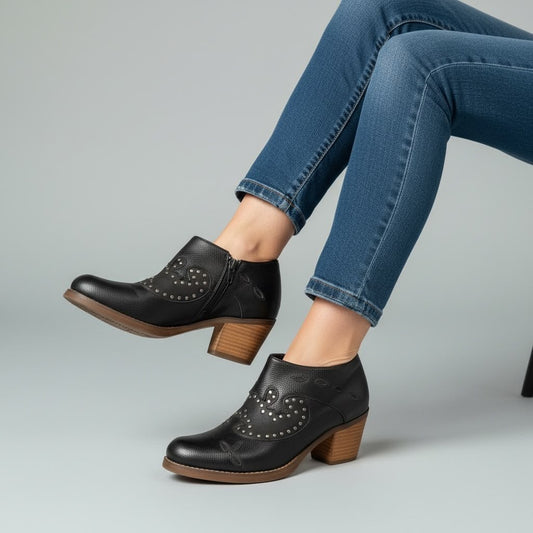 Tuclosetrenovado.cl black leather ankle boots with studded toe detail and block heel worn with blue jeans