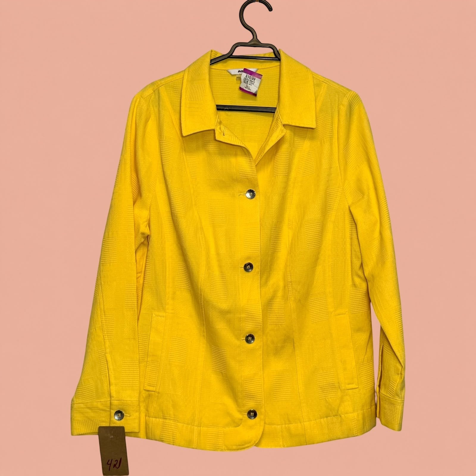 Blazer amarillo de segunda mano de Tuclosetrenovado.cl con textura sutil y botones frontales