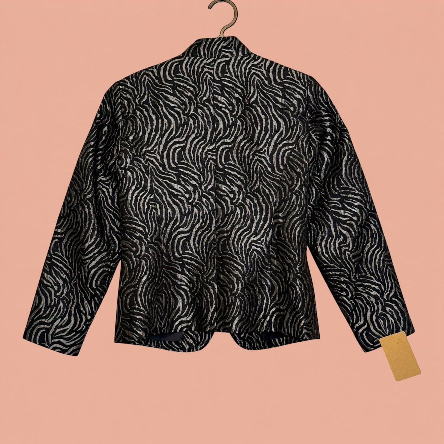 Blazer de segunda mano Tuclosetrenovado.cl con estampado animal print en tonos negro y plateado, vista trasera