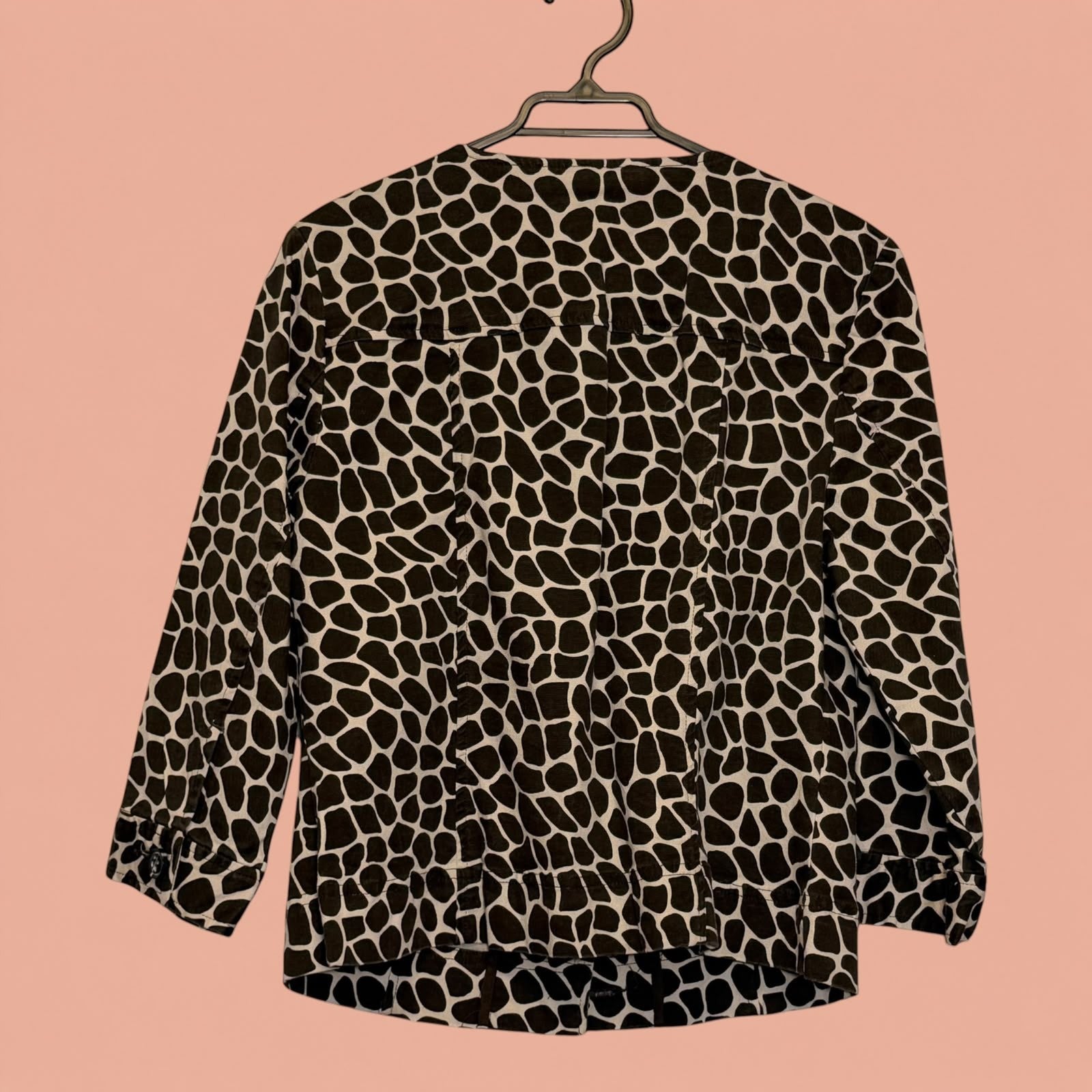 Blazer de segunda mano Tuclosetrenovado.cl con estampado animal print en blanco y negro, corte clásico y manga tres cuartos
