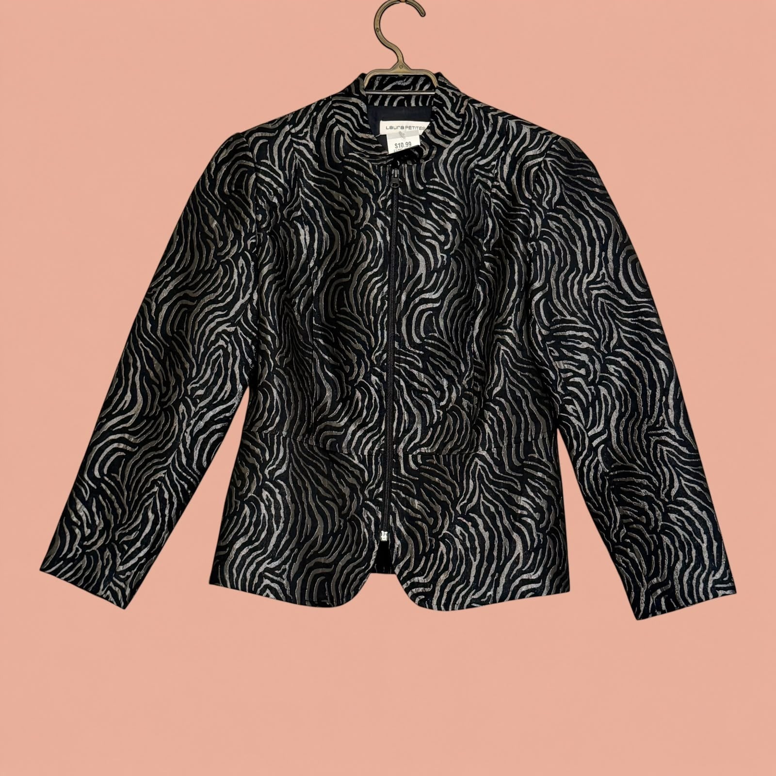 Blazer Tuclosetrenovado.cl de segunda mano con estampado animal print en tonos negro y plateado y cierre frontal