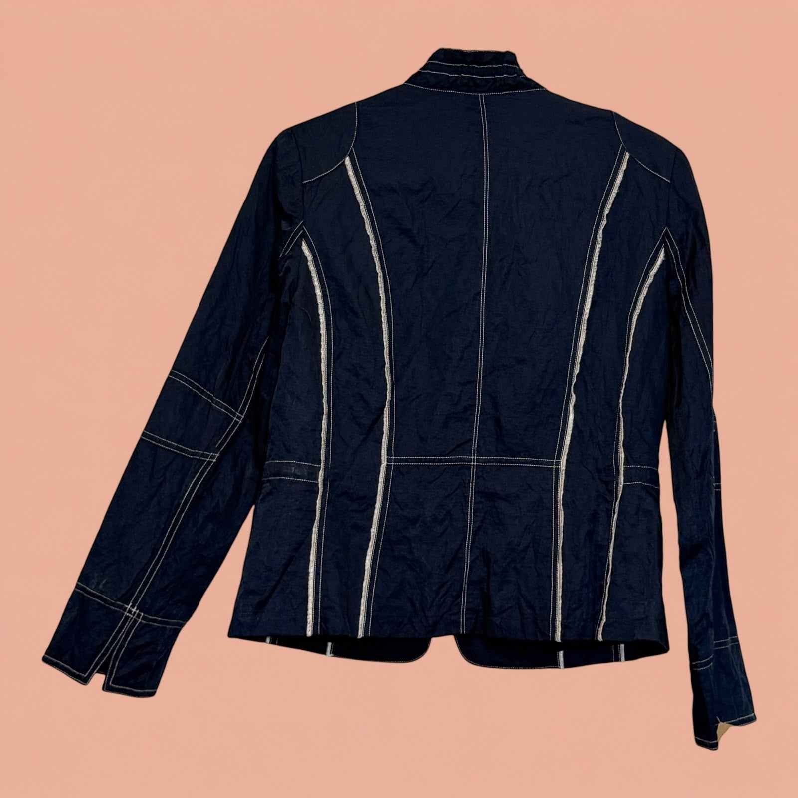 Blazer Tuclosetrenovado.cl azul marino de segunda mano con costuras blancas visibles y diseño entallado