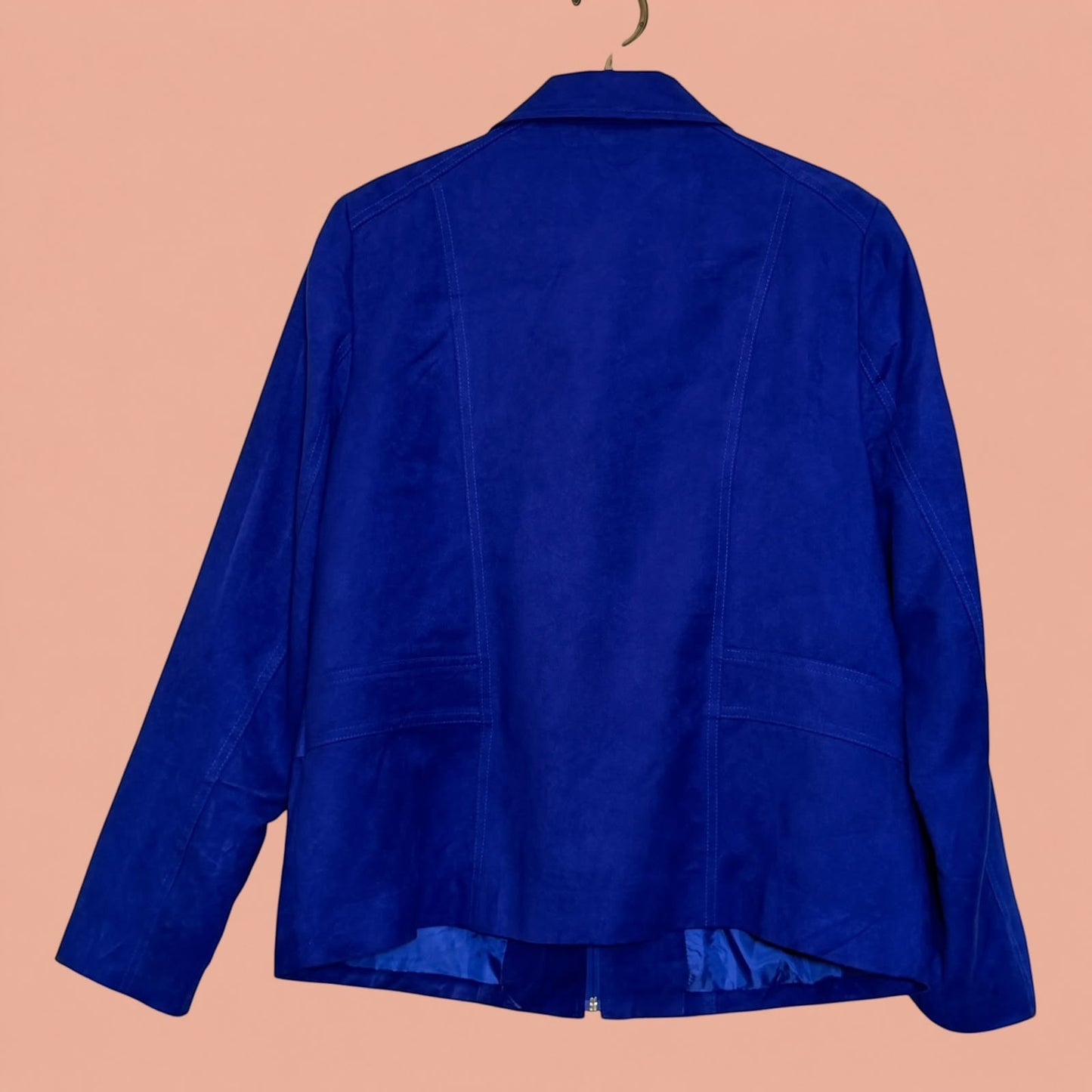 Blazer azul de segunda mano Tuclosetrenovado.cl con textura de gamuza y cierre frontal