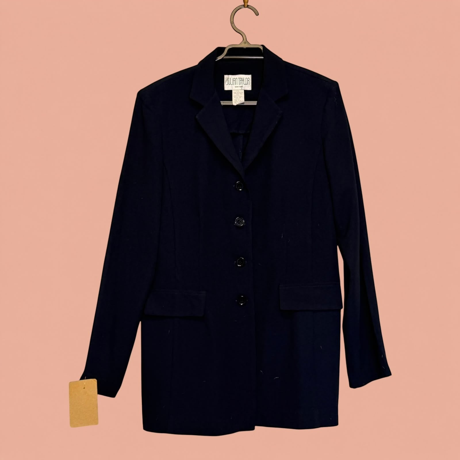 Blazer azul marino de segunda mano de Tuclosetrenovado.cl con cierre de botones y bolsillos laterales