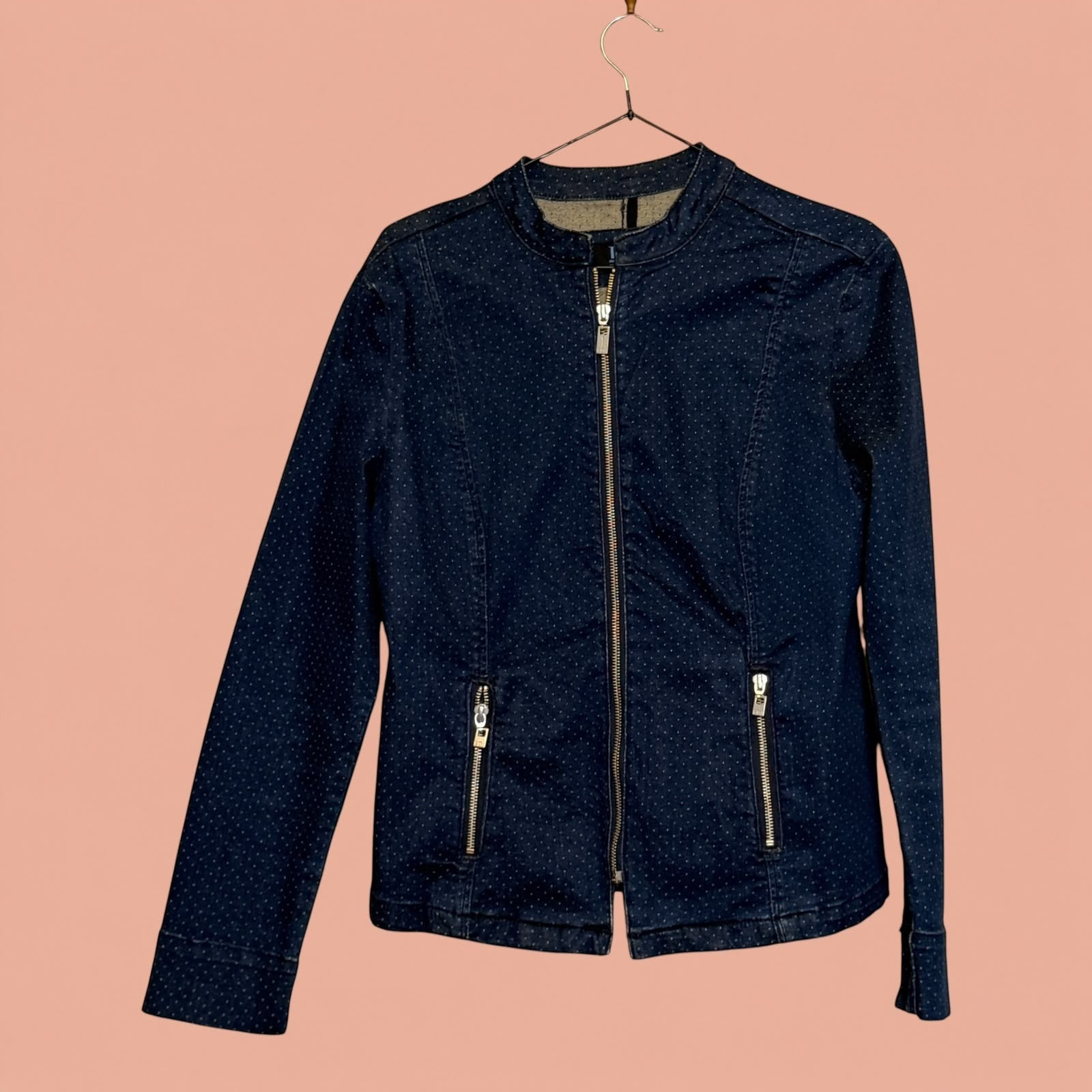 Blazer Tuclosetrenovado.cl azul marino con estampado de puntos blancos, cierre frontal y bolsillos con cremallera