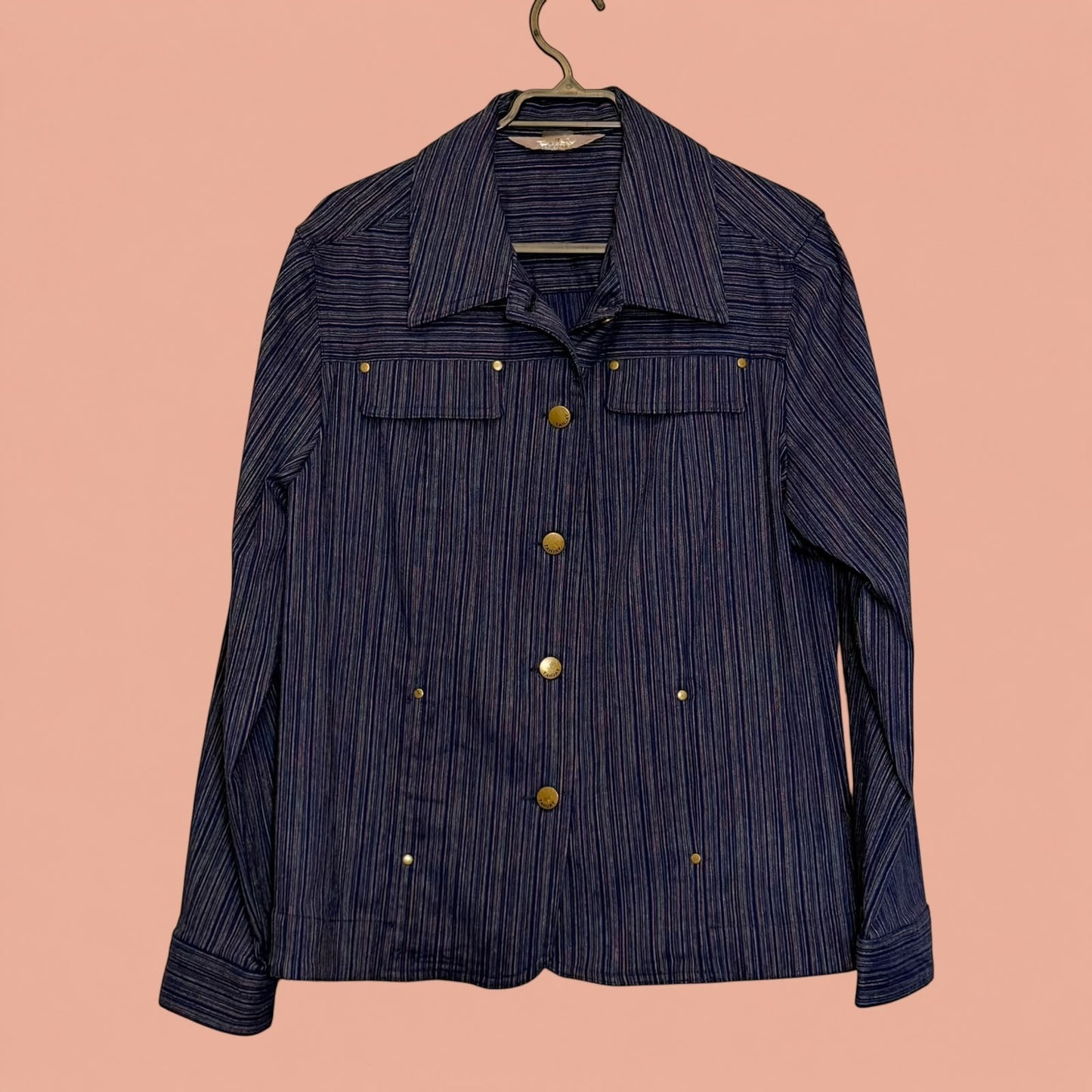 Blazer Tuclosetrenovado.cl azul marino con rayas verticales, botones dorados y bolsillos frontales de segunda mano