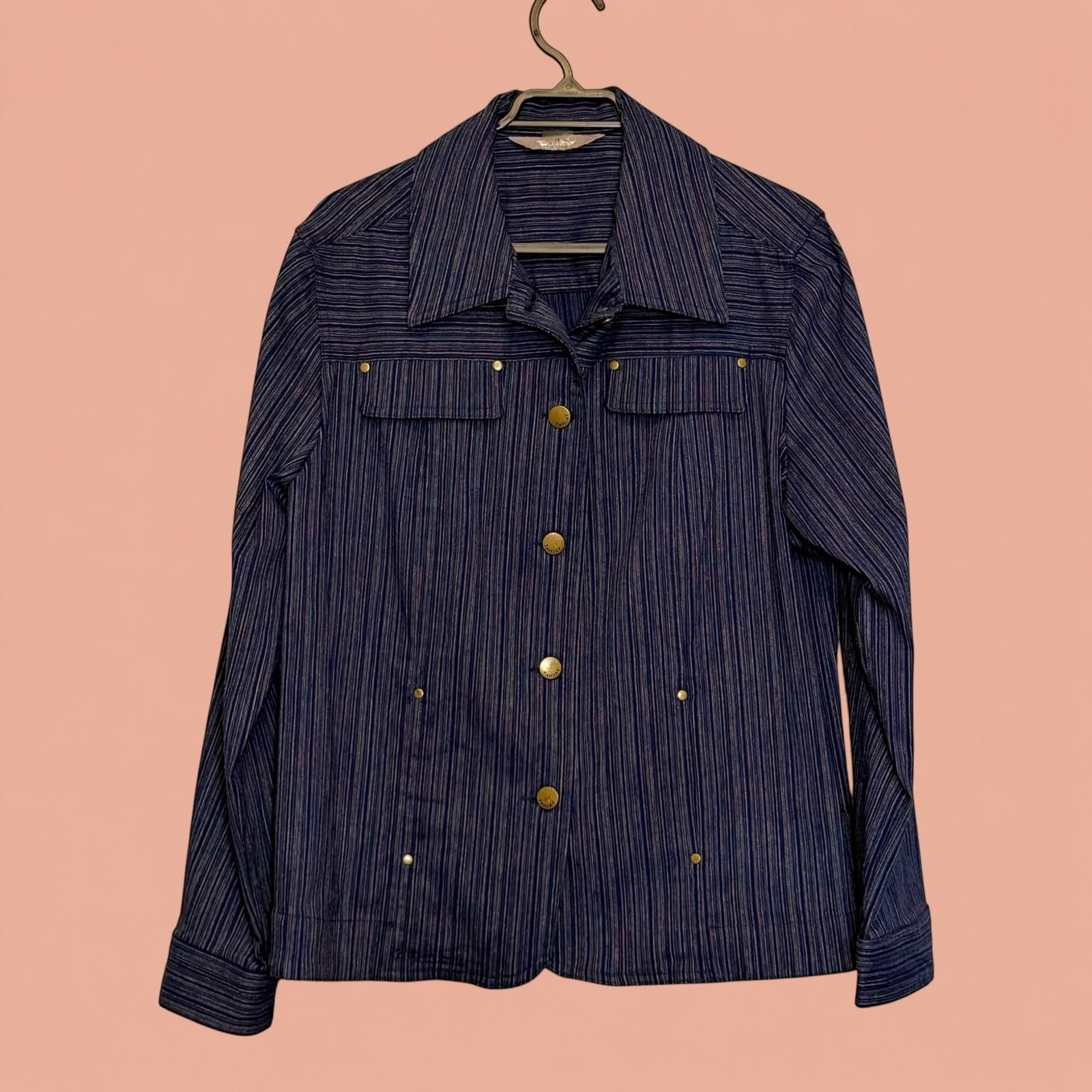 Blazer Tuclosetrenovado.cl azul marino con rayas verticales, botones dorados y bolsillos frontales de segunda mano
