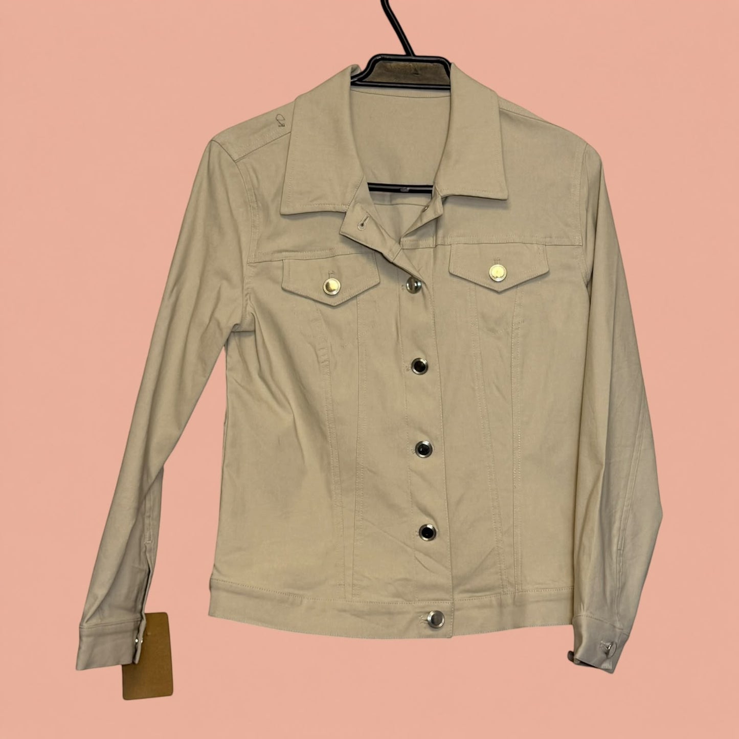 Chaqueta tipo blazer beige de segunda mano de Tuclosetrenovado.cl con botones metálicos y bolsillos frontales