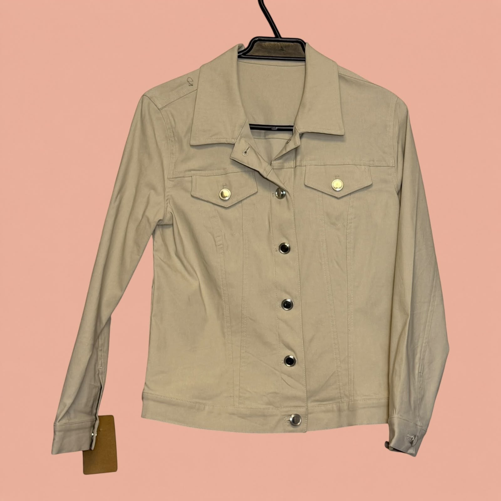 Chaqueta tipo blazer beige de segunda mano de Tuclosetrenovado.cl con botones metálicos y bolsillos frontales
