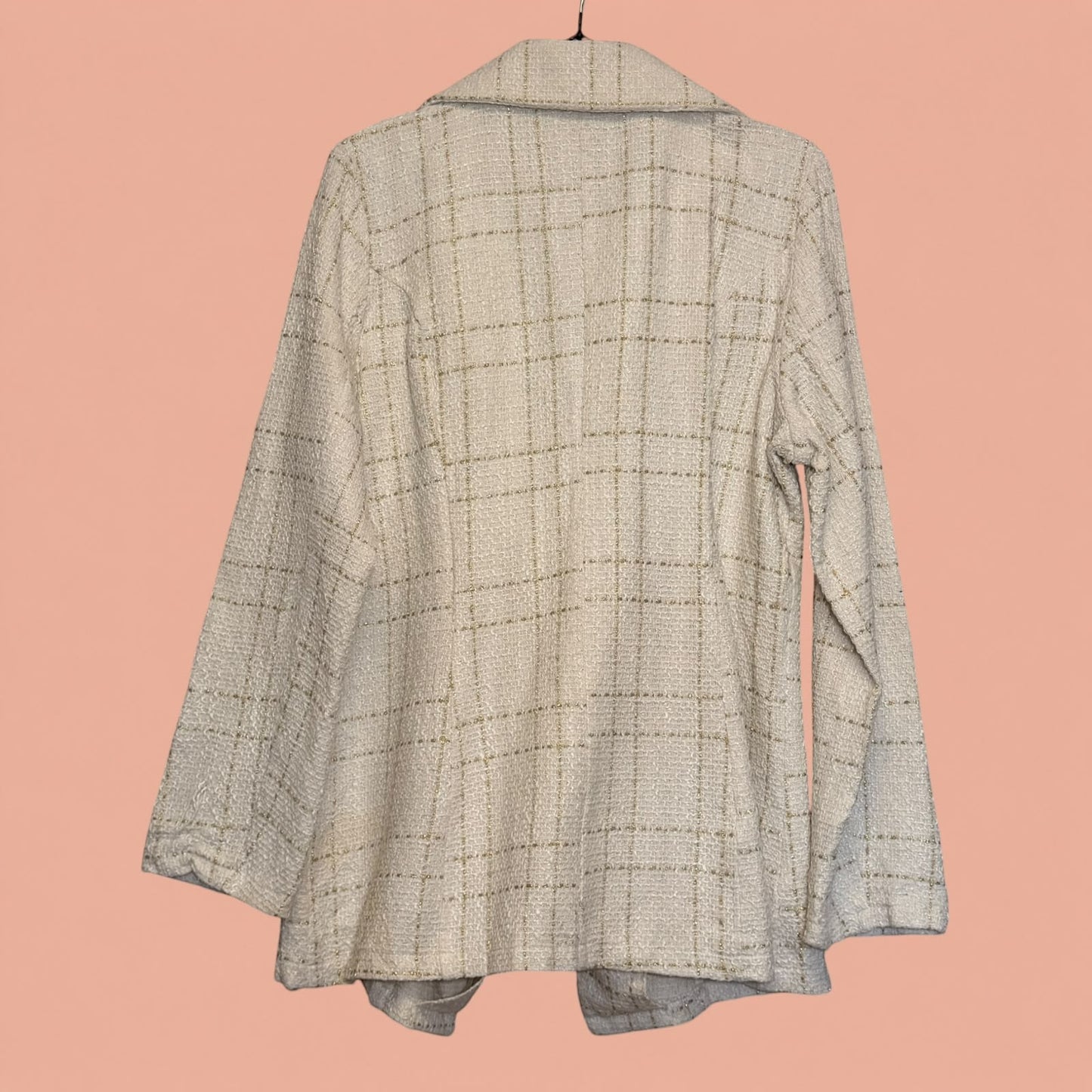 Blazer de segunda mano Tuclosetrenovado.cl en color beige con estampado de cuadros y textura tejida