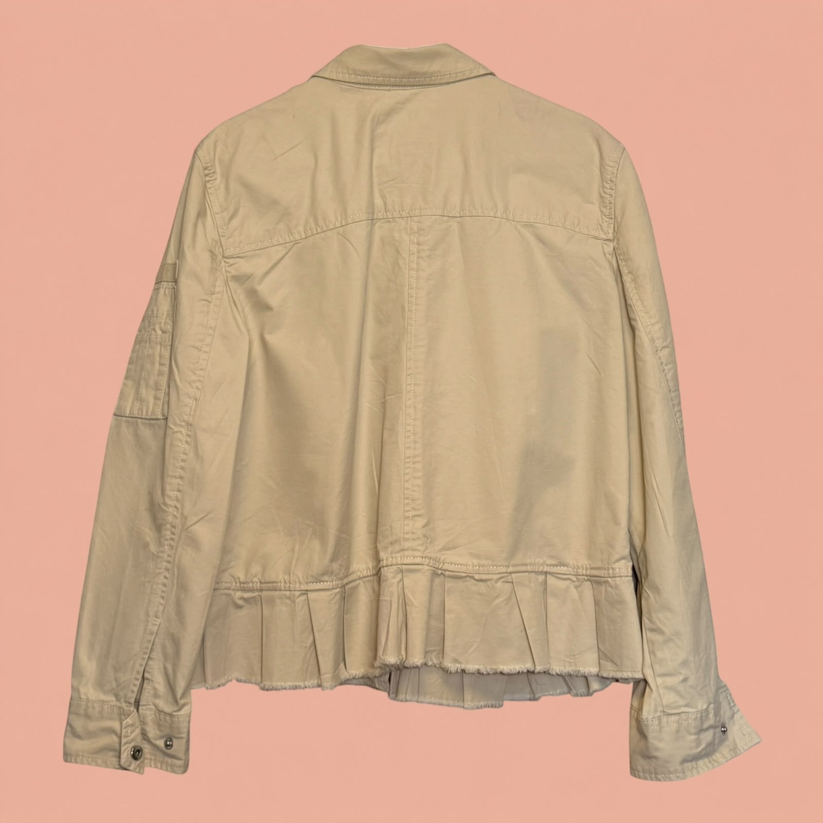 Vista trasera de blazer beige de segunda mano de Tuclosetrenovado.cl con detalle de bajo plisado y bordes deshilachados