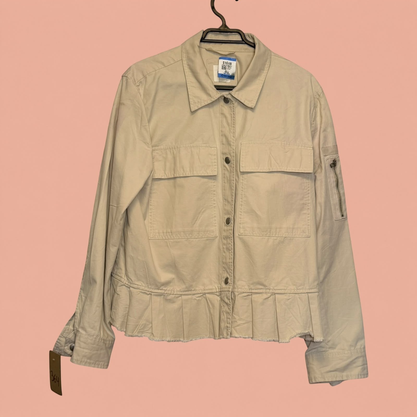 Blazer beige de segunda mano Tuclosetrenovado.cl con bolsillos frontales, cierre de cremallera y bajo plisado