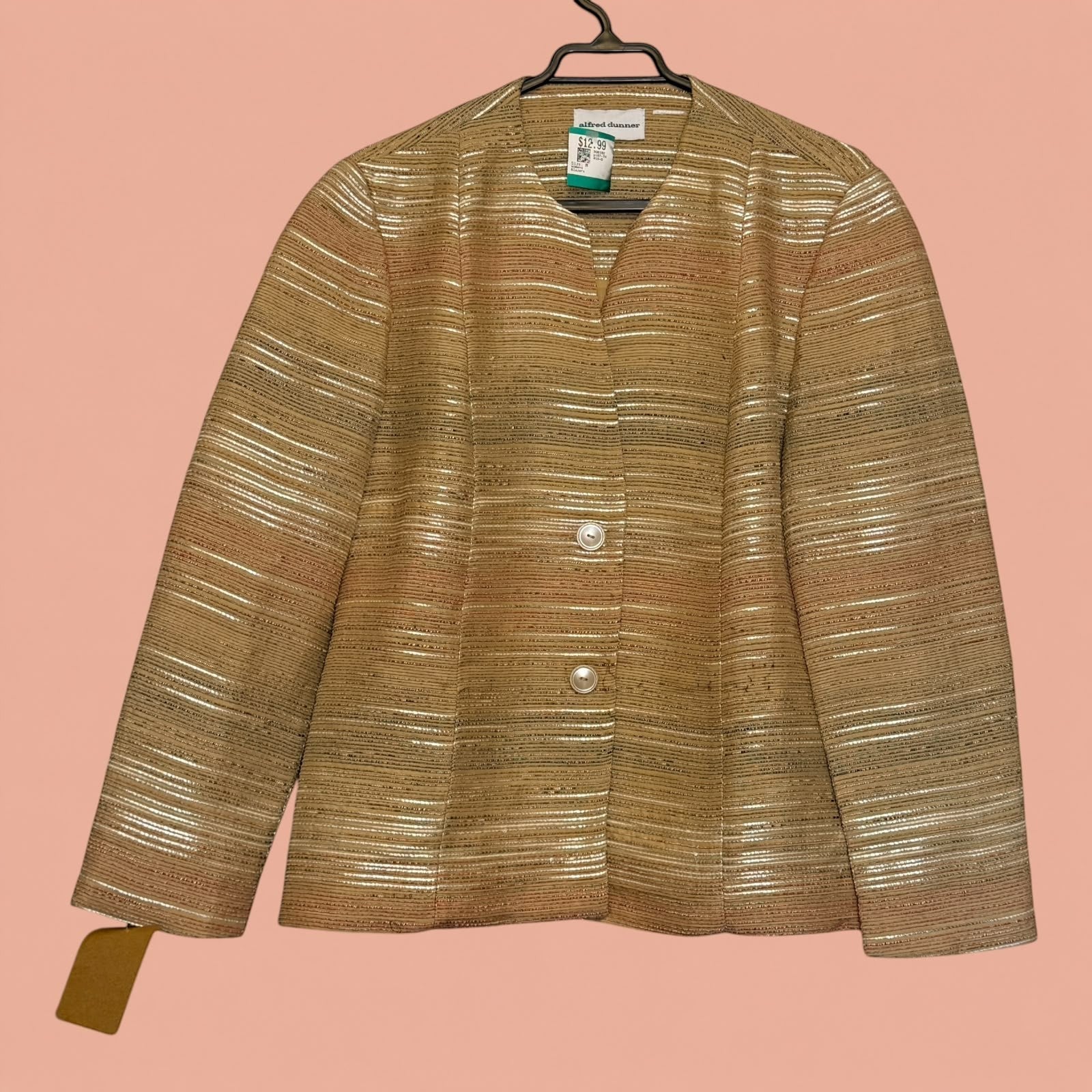 Blazer vintage de Tuclosetrenovado.cl en tonos beige y dorados con textura rayada y cierre de dos botones