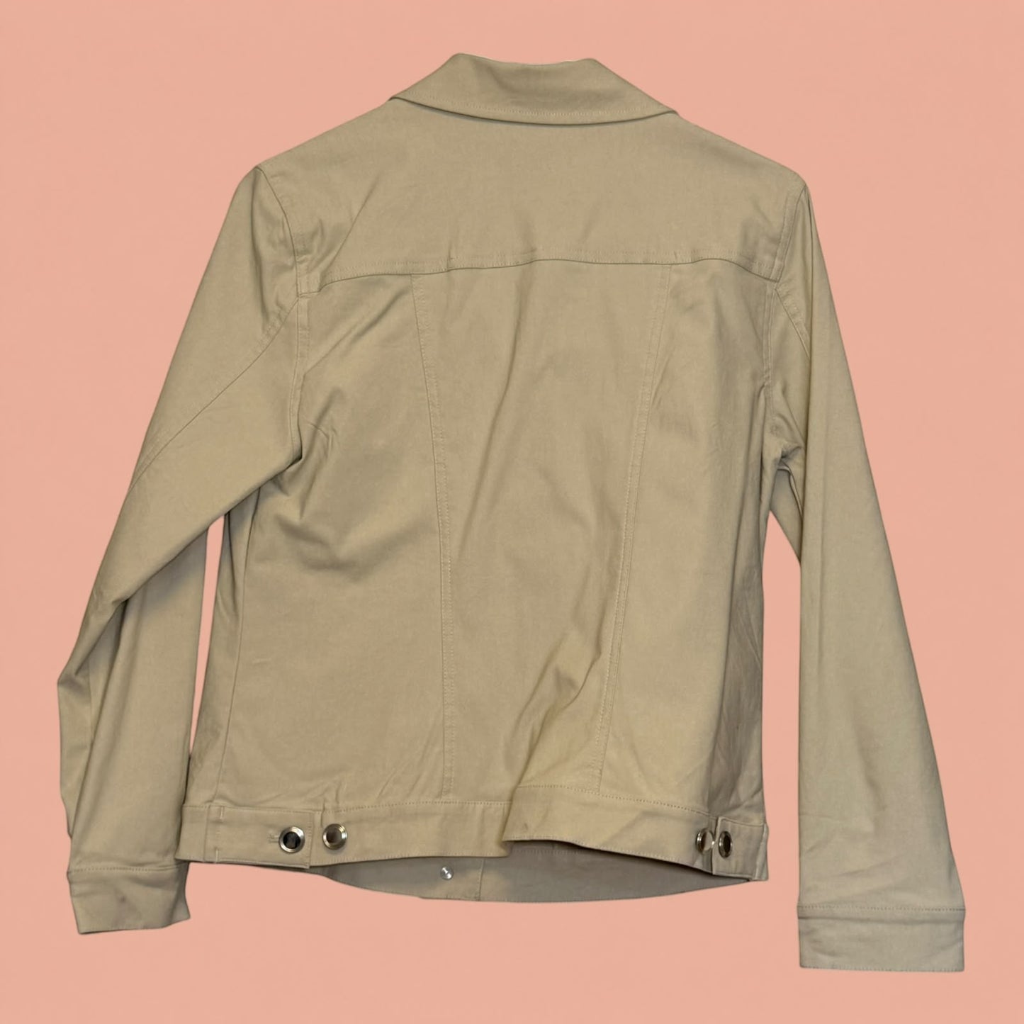 Vista trasera de blazer beige de segunda mano de Tuclosetrenovado.cl con costuras detalladas y botones metálicos