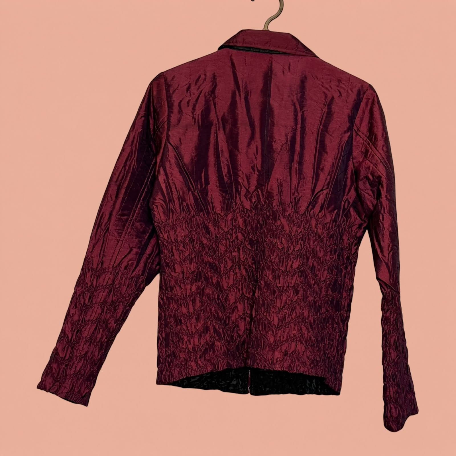 Blazer de segunda mano Tuclosetrenovado.cl en color burdeos con textura fruncida y acabado brillante