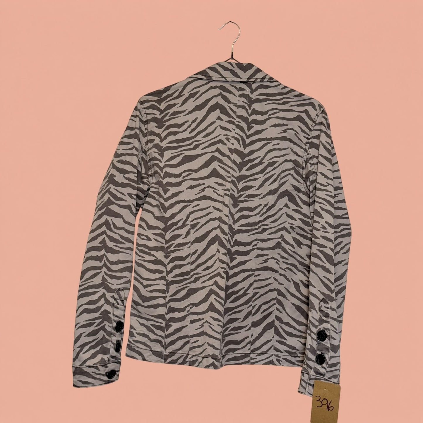 Blazer de segunda mano Tuclosetrenovado.cl con estampado de cebra en tonos gris y beige, vista trasera