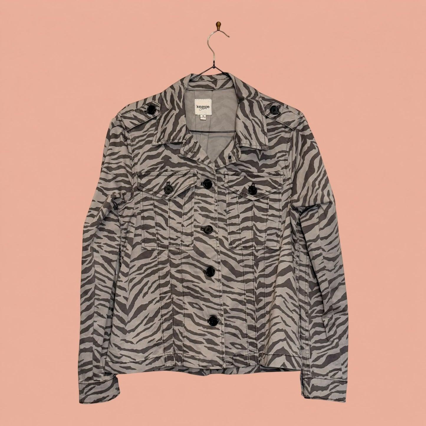 Blazer de segunda mano Tuclosetrenovado.cl con estampado de cebra en tonos gris y blanco, corte entallado y botones